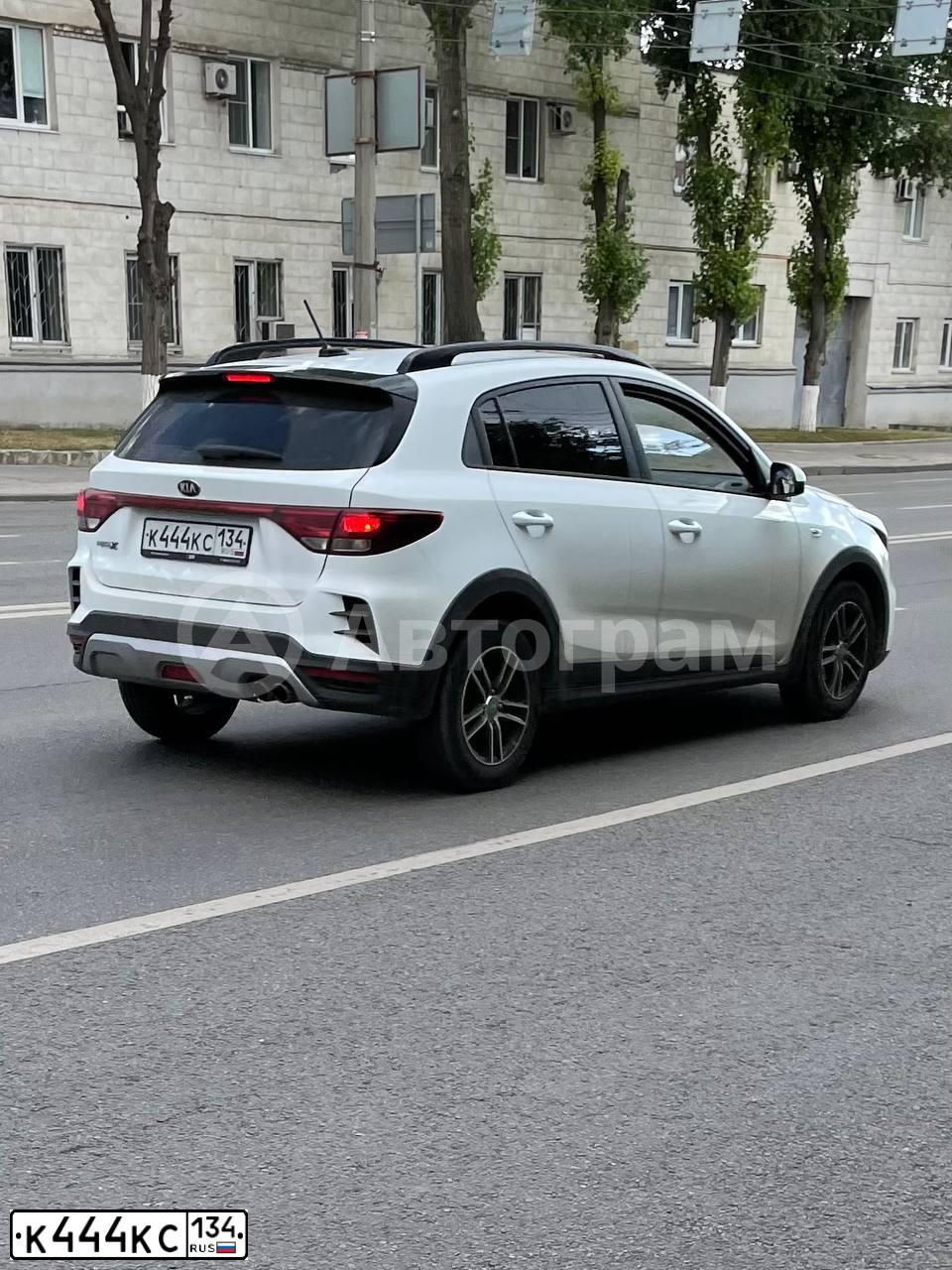 Фото автомобиля KIA RIO, 2020 — госномер К444КС134. Цвет: Белый