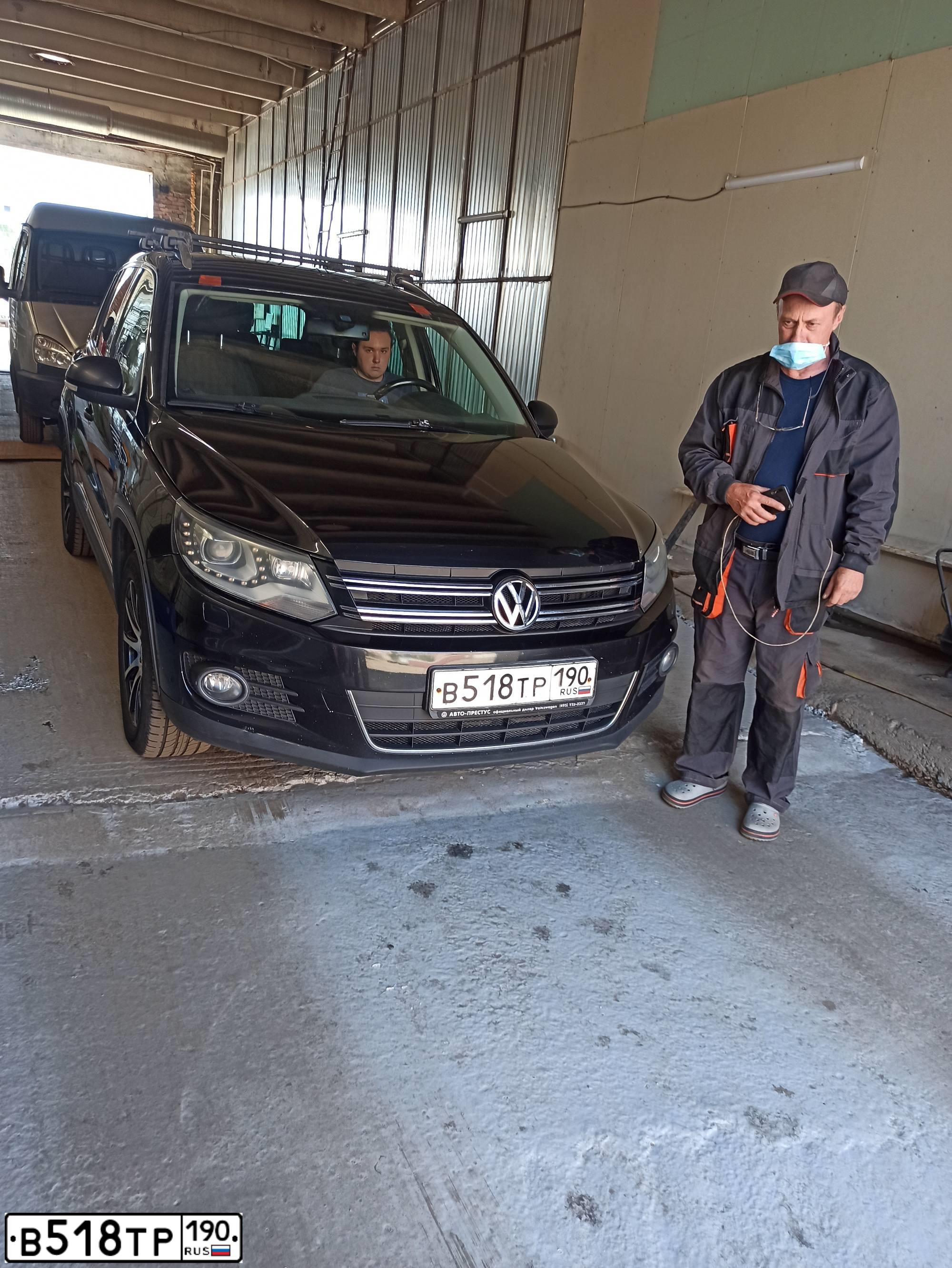 Фото автомобиля VOLKSWAGEN TIGUAN, 2012 — госномер В518ТР190. Цвет: ЧЕРНЫЙ