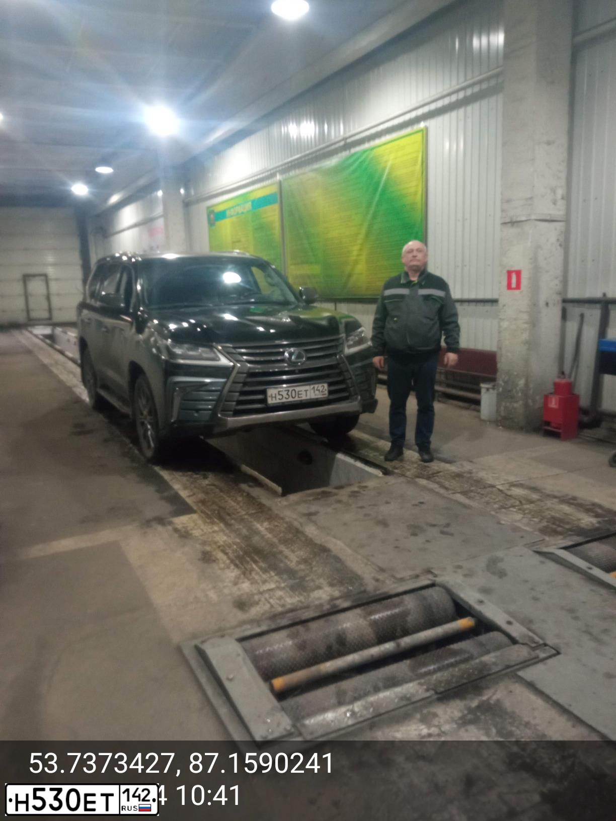 Фото автомобиля LEXUS LX, 2016 — госномер Р424ОЕ142. Цвет: ЧЕРНЫЙ
