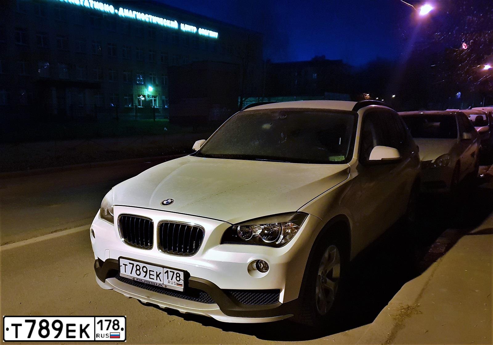 Фото автомобиля BMW X1, 2014 — госномер С990ТР76. Цвет: БЕЛЫЙ МЕТАЛЛИК