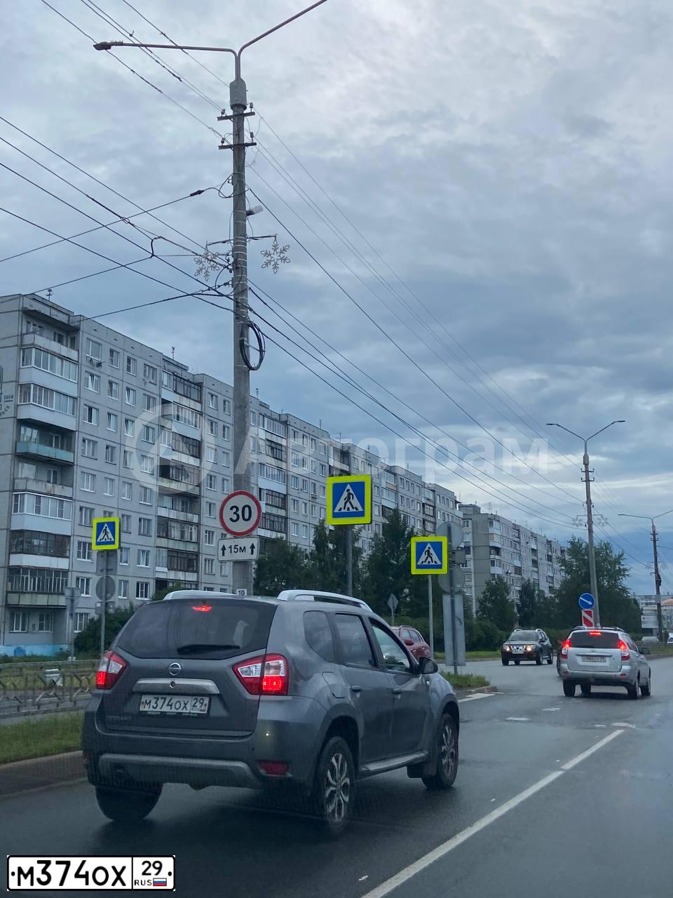 Фото автомобиля NISSAN TERRANO, 2018 — госномер М374ОХ29. Цвет: СЕРЫЙ