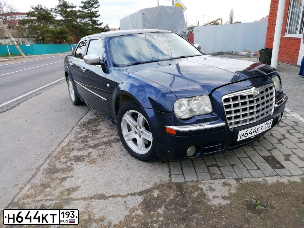 Фото автомобиля CHRYSLER SERIE 300, 2008 — госномер С700АЕ123. Цвет: Темно-синий