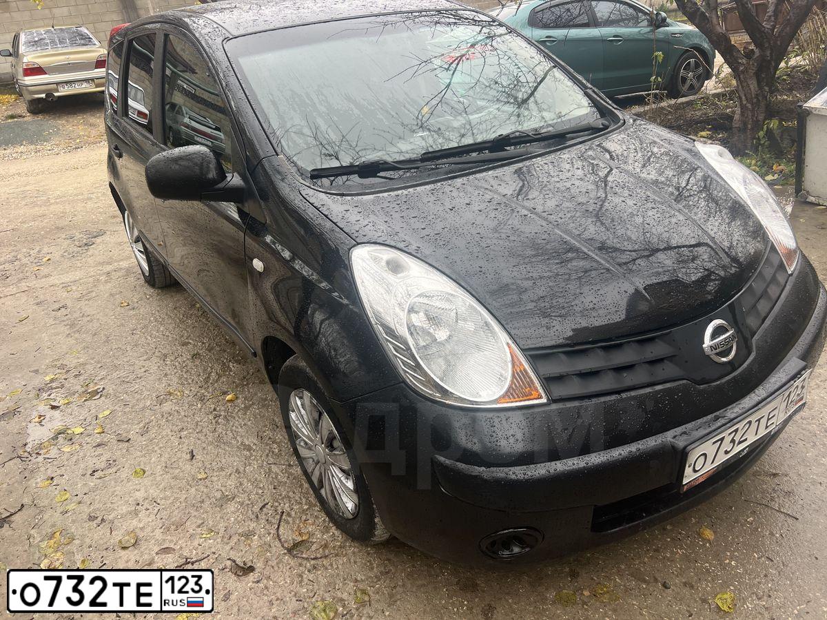 Фото автомобиля NISSAN NOTE, 2008 — госномер О732ТЕ123. Цвет: ЧЕРНЫЙ