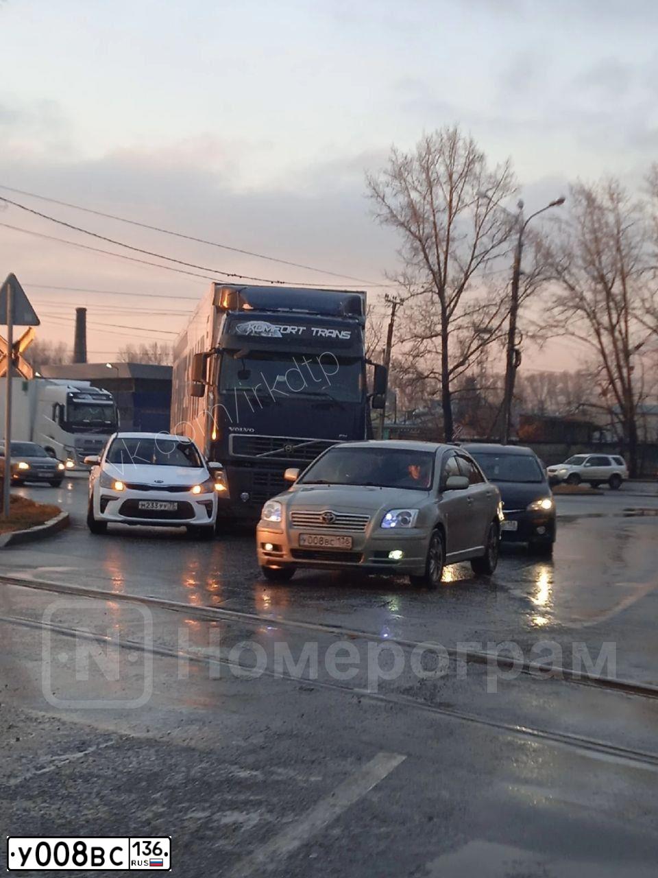 Фото автомобиля KIA SORENTO, 2020 — госномер У008ВС136. Цвет: БЕЛЫЙ