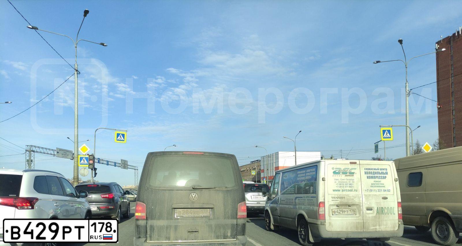 Фото автомобиля FORD TRANSIT, 2013 — госномер В429РТ178. Цвет: БЕЛЫЙ
