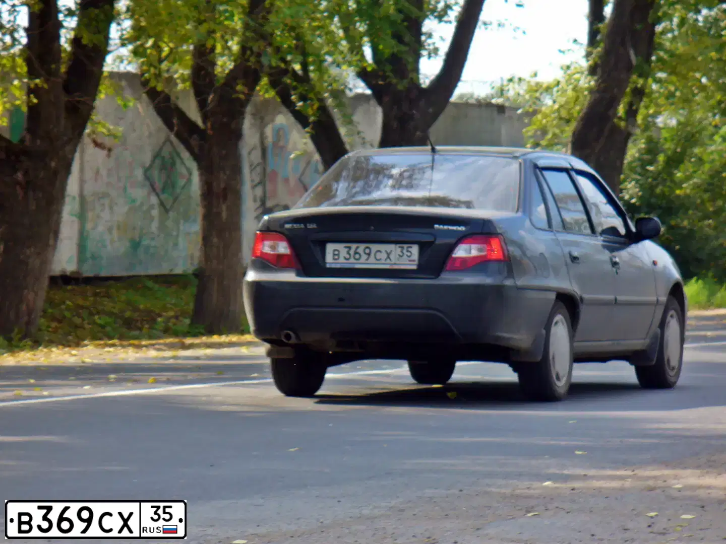 Фото автомобиля DAEWOO NEXIA, 2012 — госномер В369СХ35. Цвет: Бледно-Черный