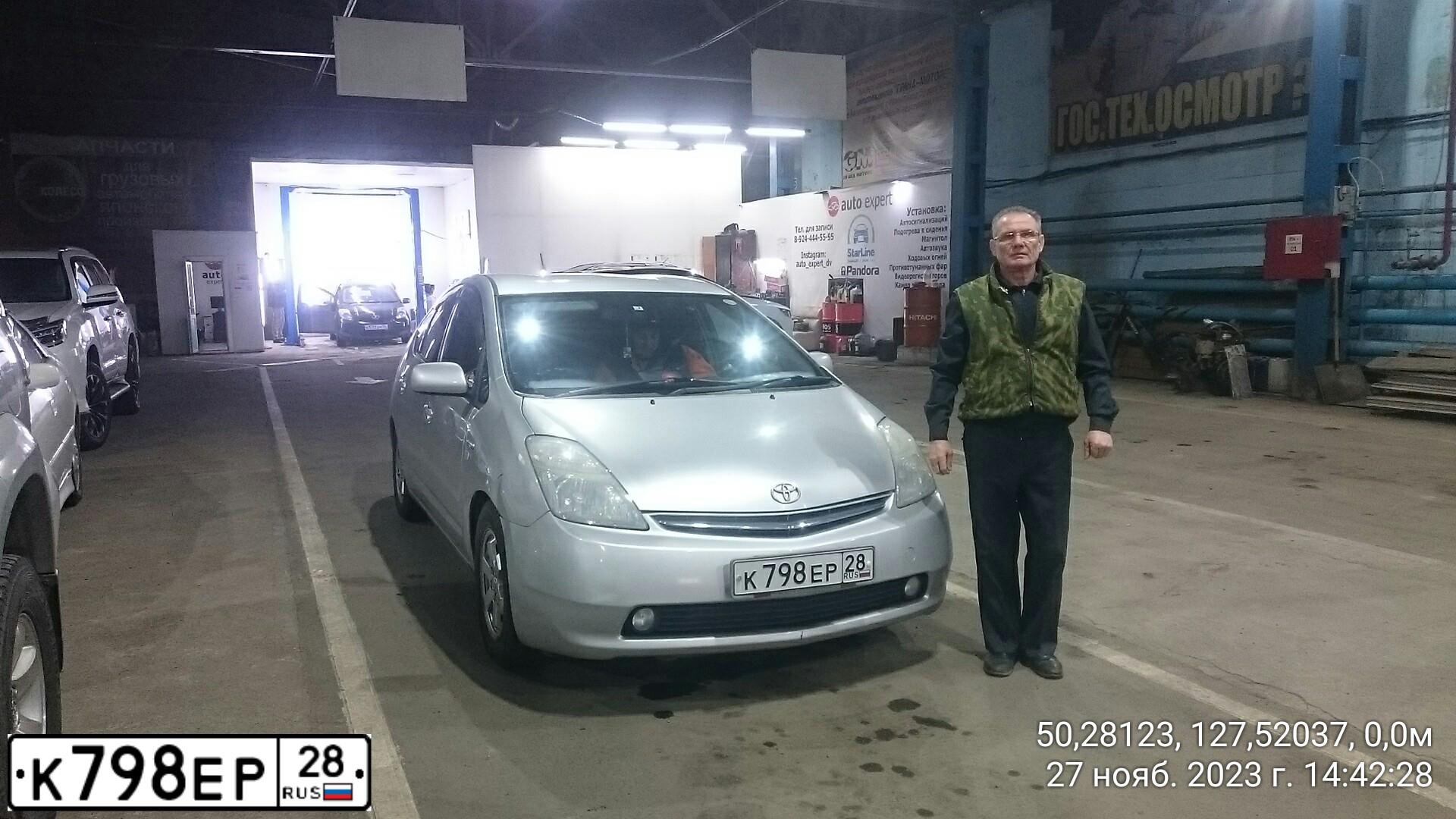 Фото автомобиля TOYOTA PRIUS, 2009 — госномер Н478ВВ28