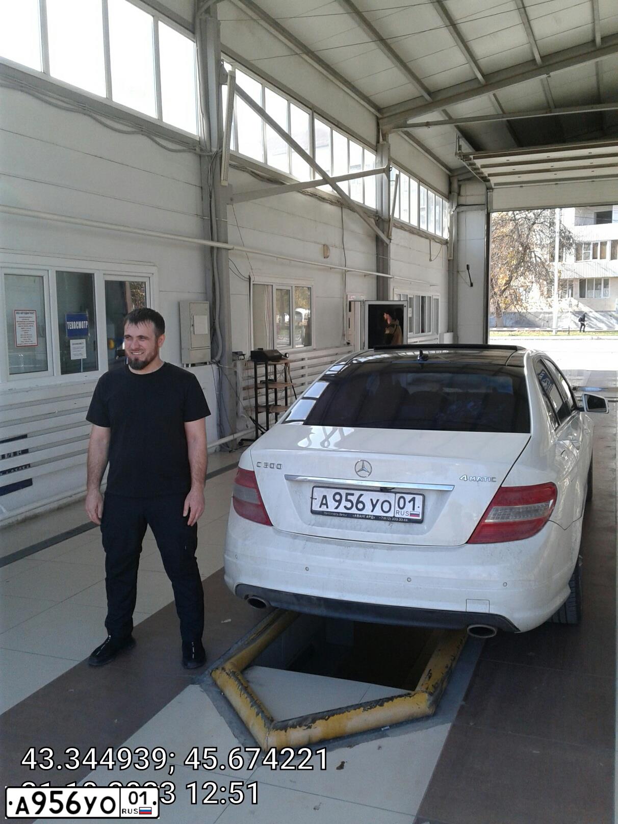 Фото автомобиля MERCEDES C-KLASSE, 2010 — госномер А099ХО98. Цвет: Белый