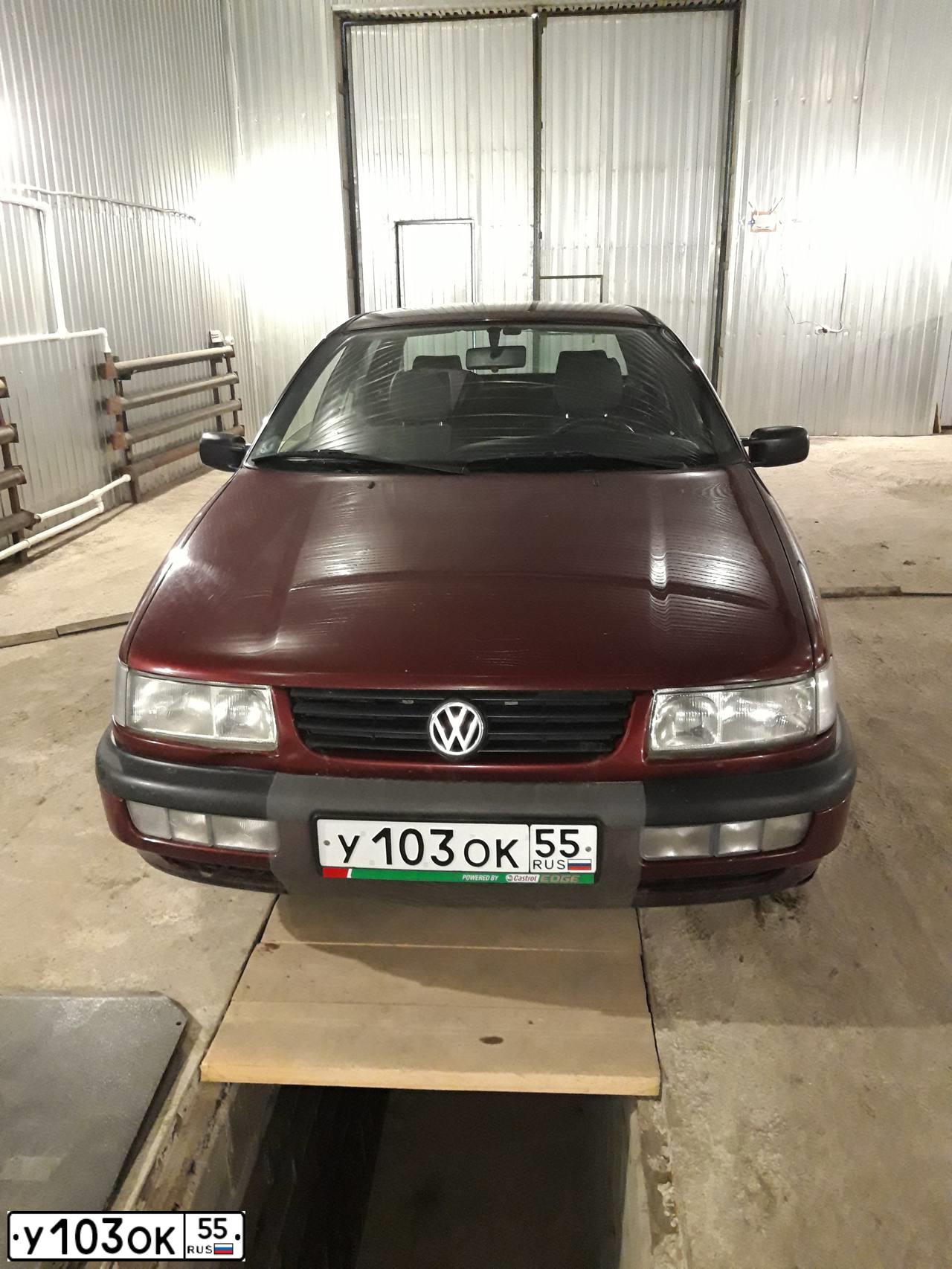 Фото автомобиля VOLKSWAGEN PASSAT, 1994 — госномер У103ОК55. Цвет: КРАСНЫЙ