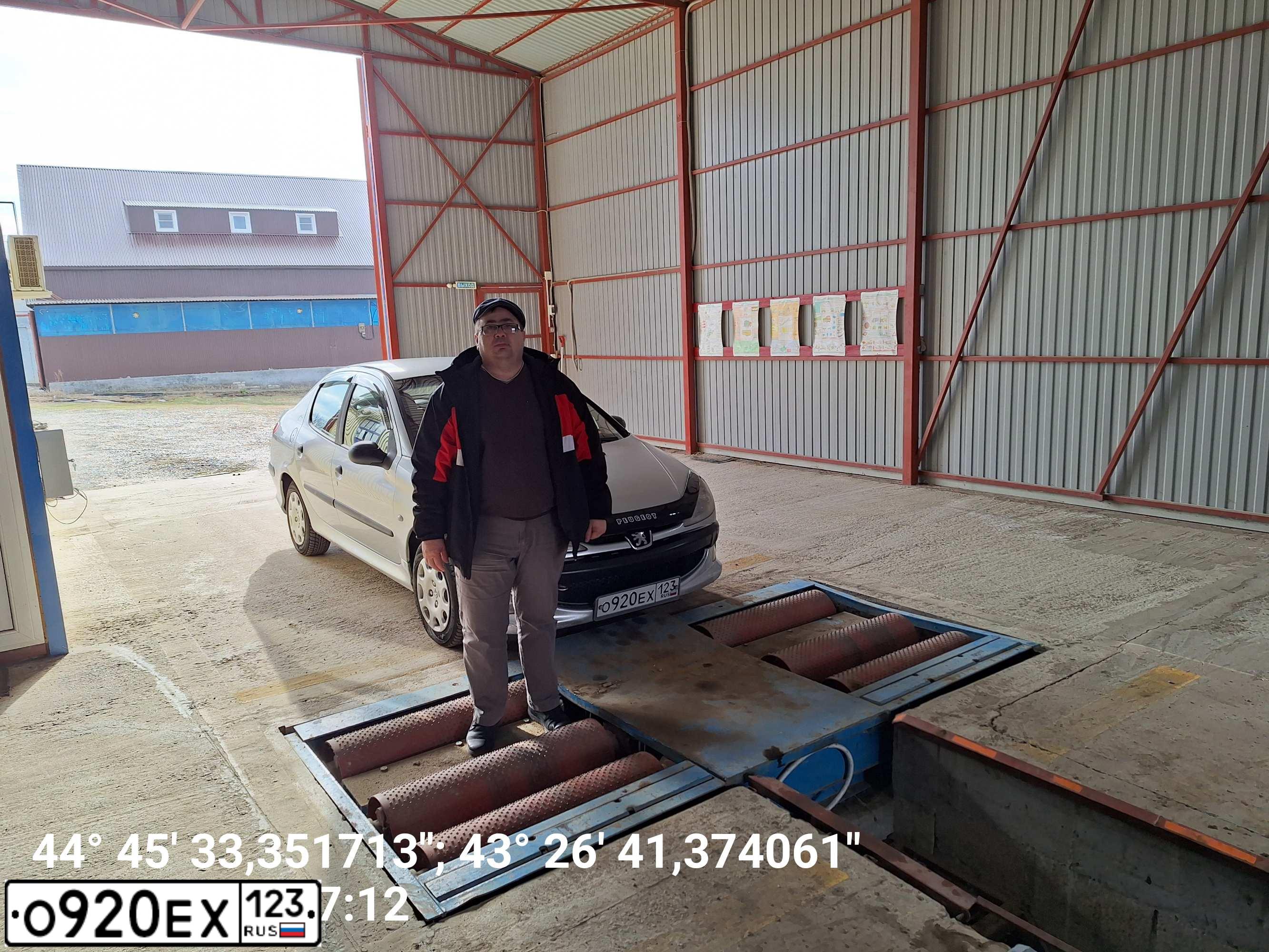 Фото автомобиля PEUGEOT 206, 2008 — госномер С135ЕЕ196. Цвет: Серебристый