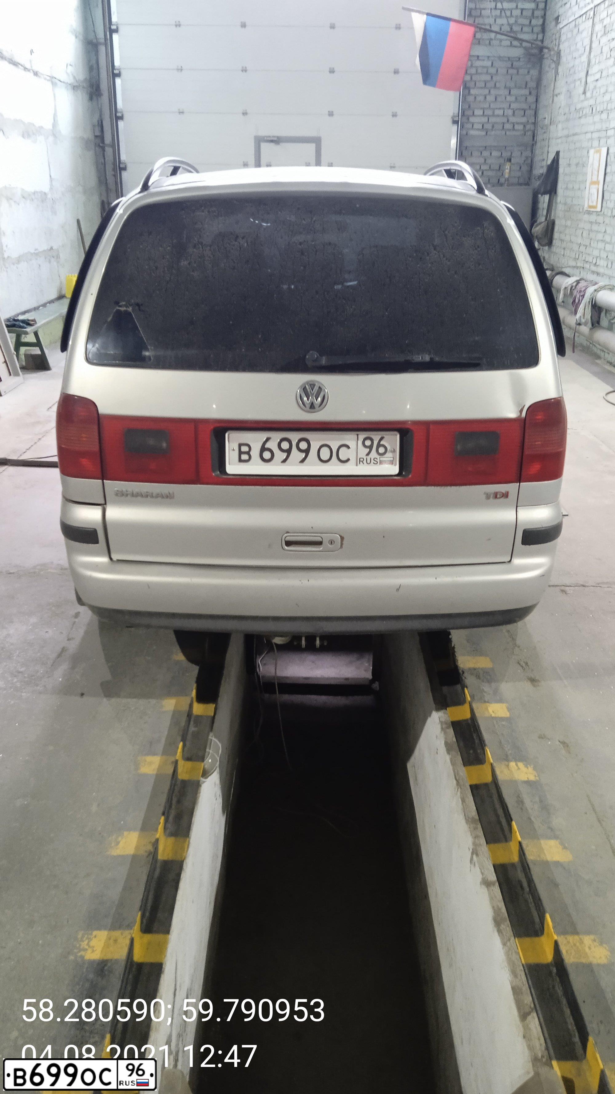 Фото автомобиля VOLKSWAGEN SHARAN, 2001 — госномер В699ОС96. Цвет: Серебристый