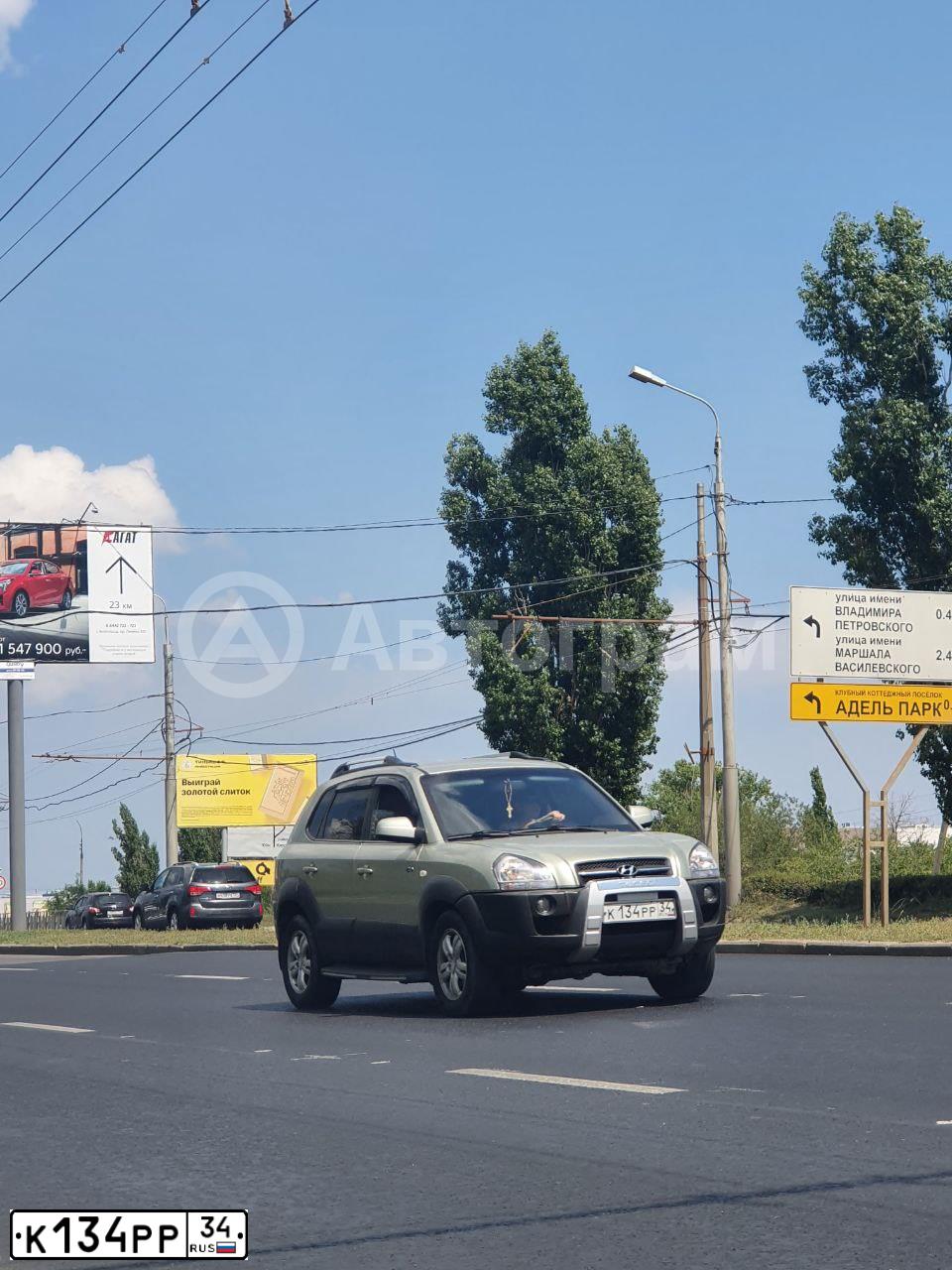 Фото автомобиля HYUNDAI TUCSON 2.7GLS AT, 2007 — госномер К134РР34. Цвет: Серебристый