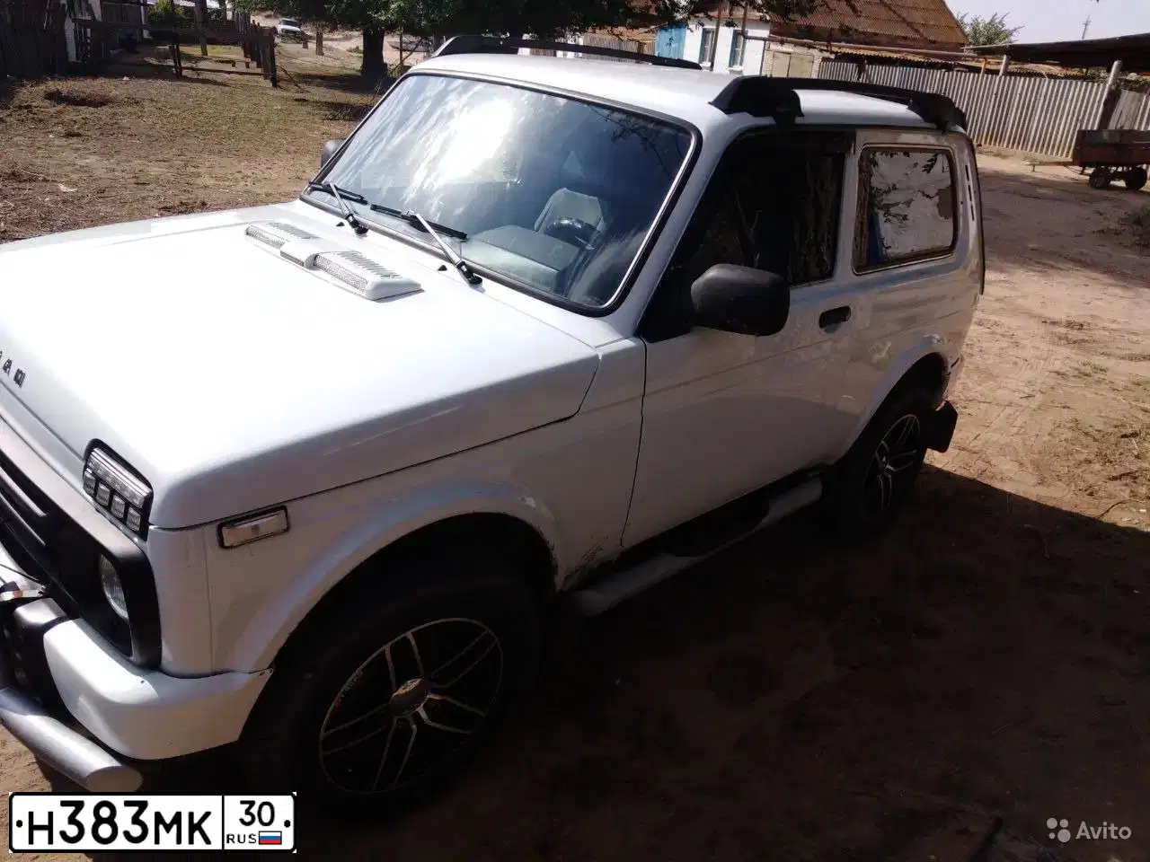Фото автомобиля LADA 2121 NIVA, 2016 — госномер Н383МК30. Цвет: ЯРКО - БЕЛЫЙ