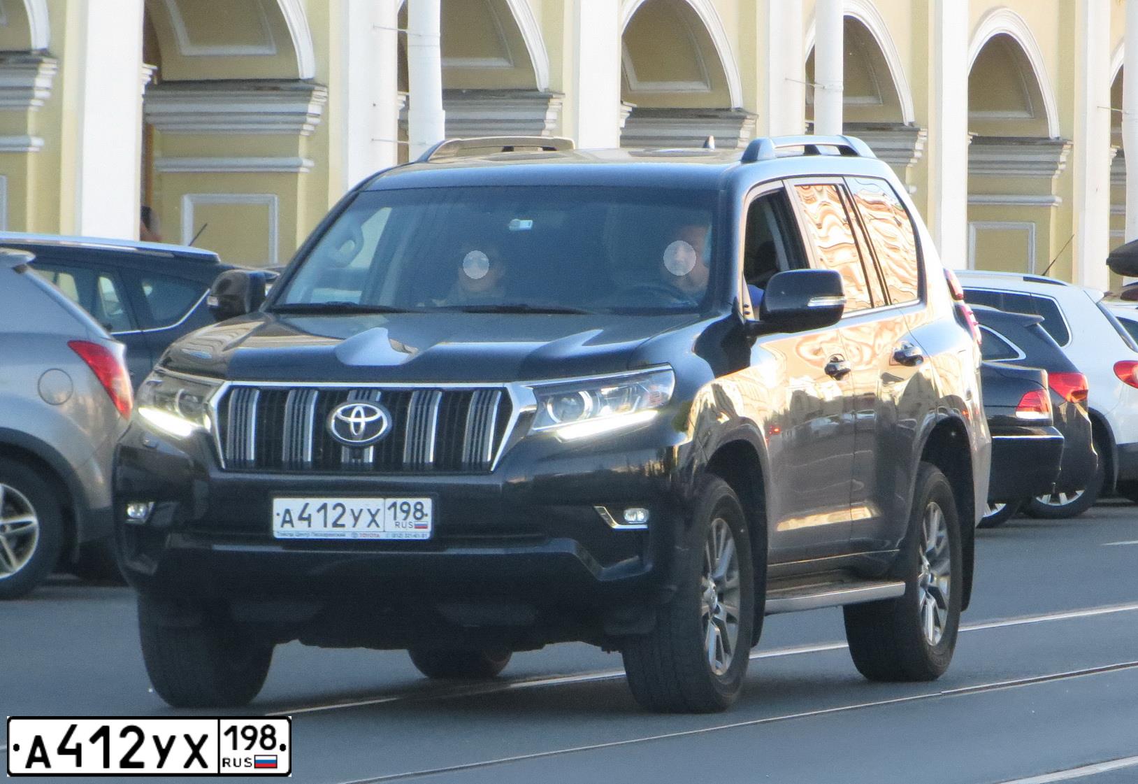 Фото автомобиля TOYOTA LANDCRUISER, 2018 — госномер А412УХ198. Цвет: черный