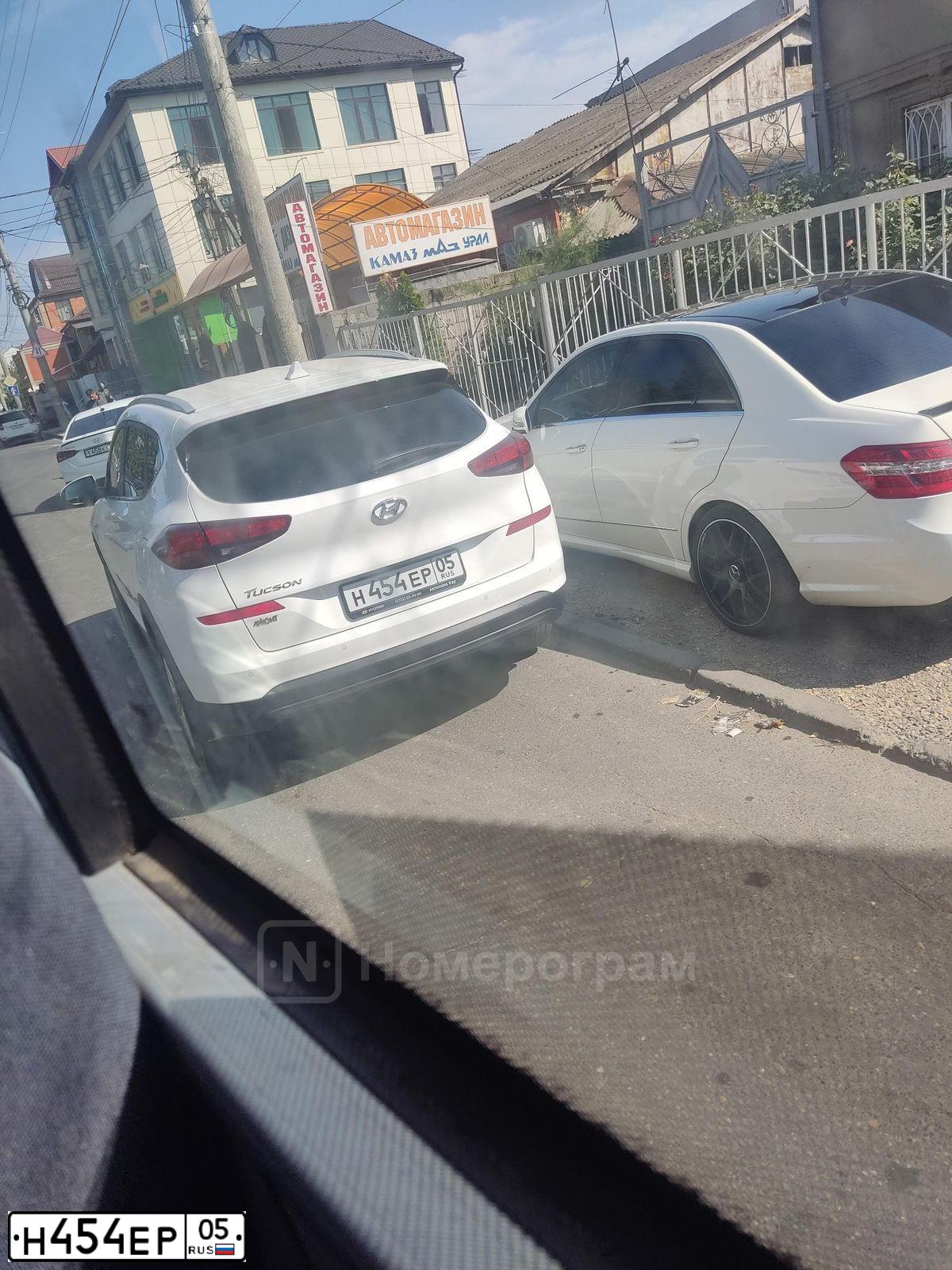 Фото автомобиля TOYOTA COROLLA, 2013 — госномер М001КС05. Цвет: Белый