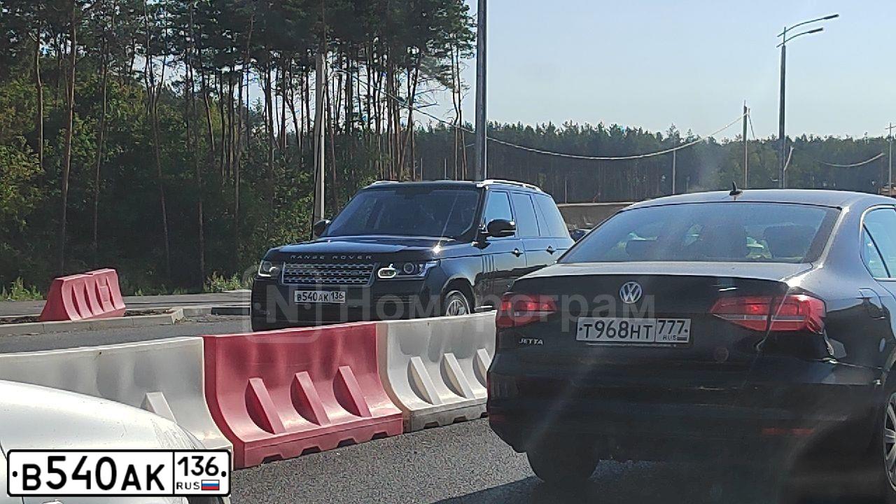 Фото автомобиля LANDROVER RANGE ROVER, 2015 — госномер В540АК136. Цвет: ЧЕРНЫЙ