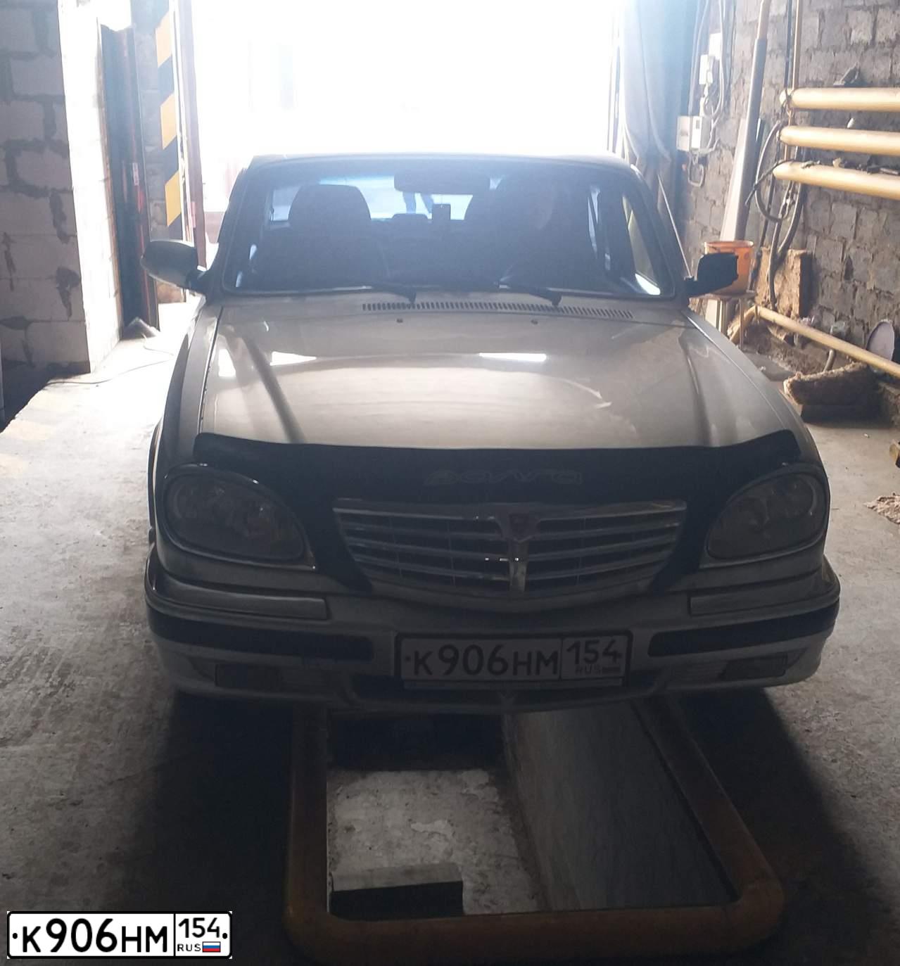 Фото автомобиля GAZ 3110 WOLGA, 2008 — госномер К906НМ154. Цвет: СВЕТЛО СЕРЫЙ