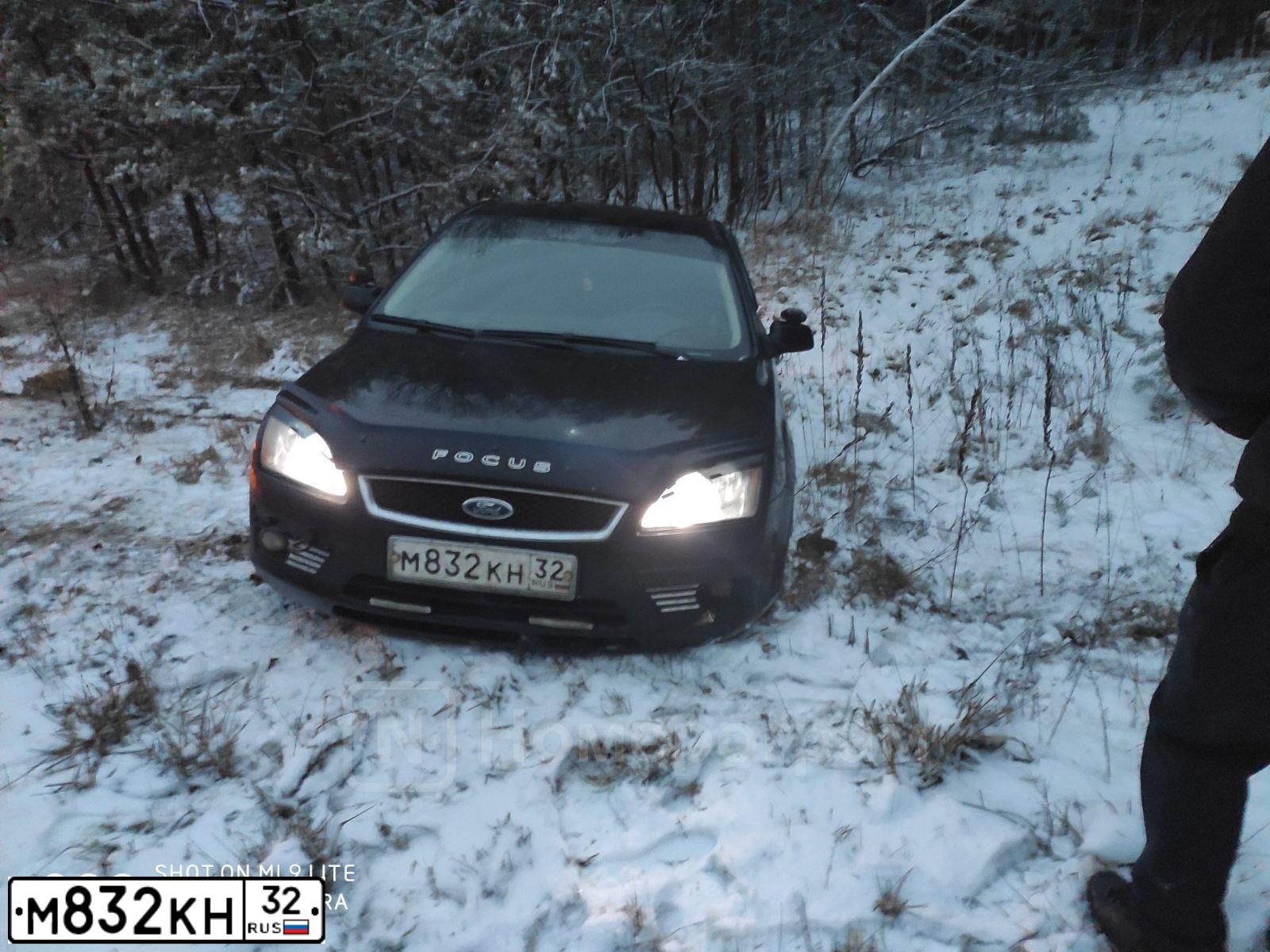 Фото автомобиля FORD FOCUS, 2008 — госномер М832КН32. Цвет: ЧЕРНЫЙ
