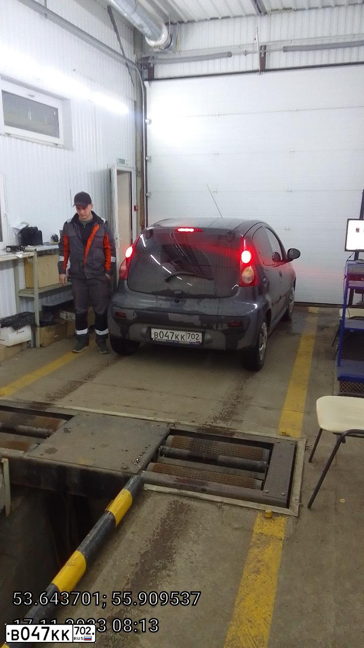 Фото автомобиля PEUGEOT 107, 2007 — госномер В327ВО174. Цвет: СЕРЫЙ