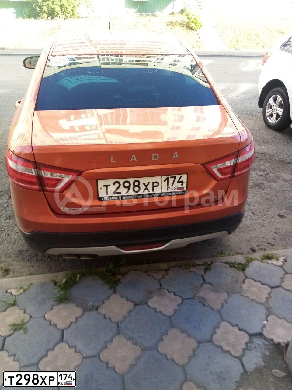 Фото автомобиля LADA VESTA, 2018 — госномер Т298ХР174. Цвет: ОРАНЖЕВЫЙ