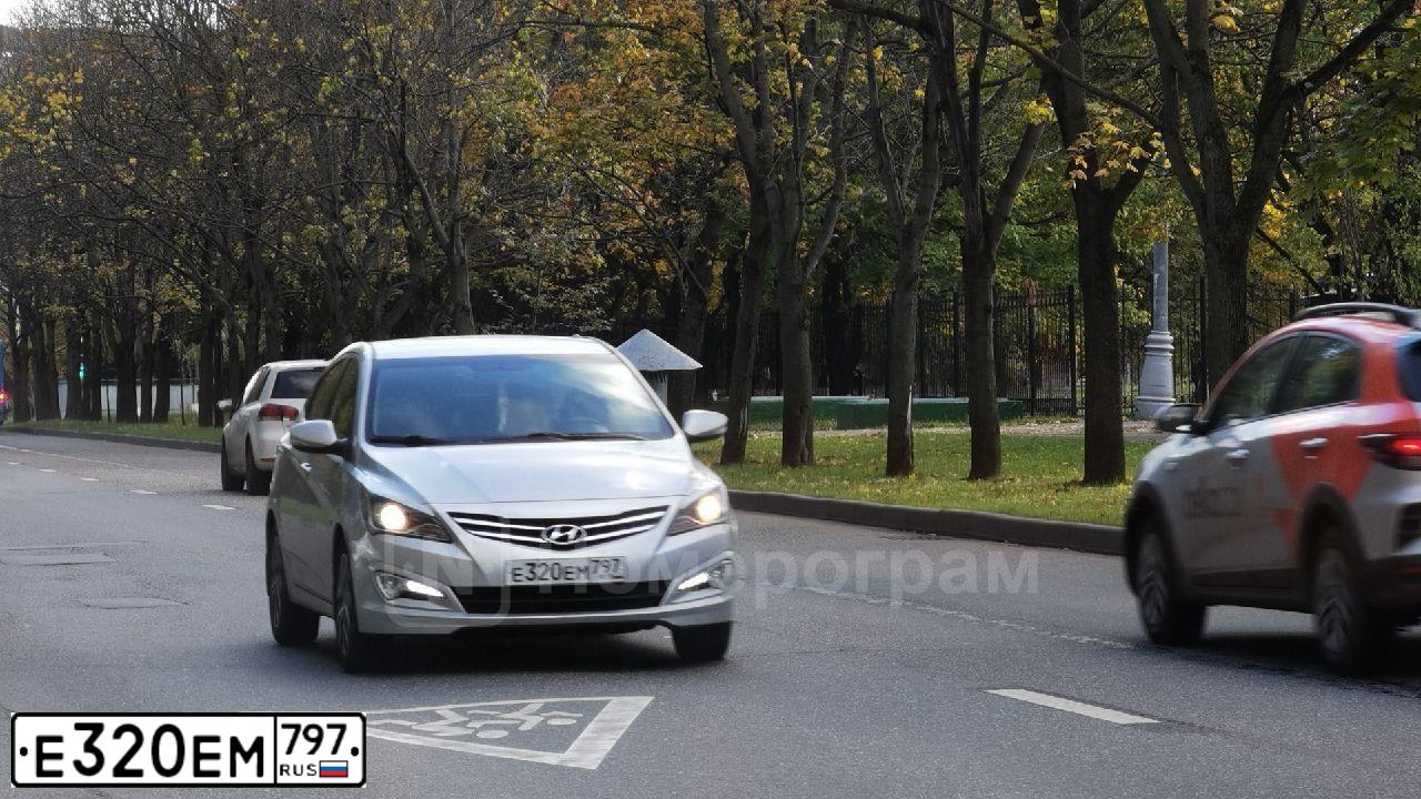 Фото автомобиля HYUNDAI SOLARIS, 2014 — госномер Е320ЕМ797. Цвет: Серый