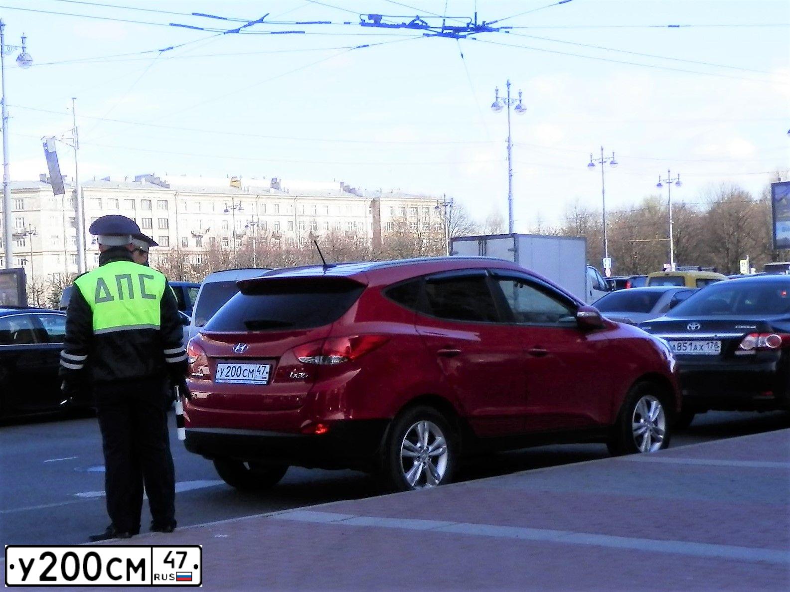 Фото автомобиля HYUNDAI IX35, 2012 — госномер У200СМ47. Цвет: КРАСНЫЙ