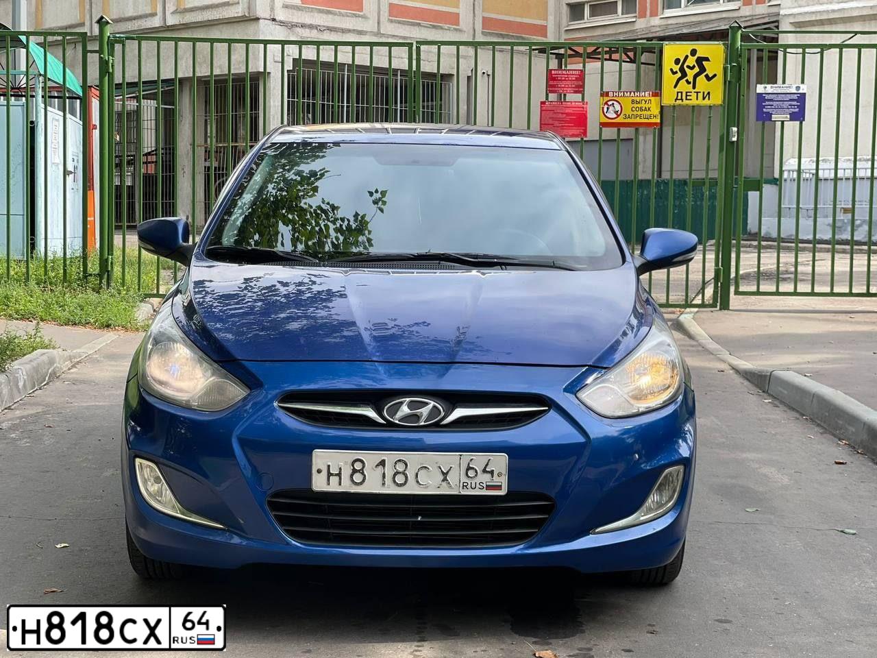 Фото автомобиля HYUNDAI SOLARIS, 2011 — госномер Н818СХ64. Цвет: ТЕМНО СИНИЙ