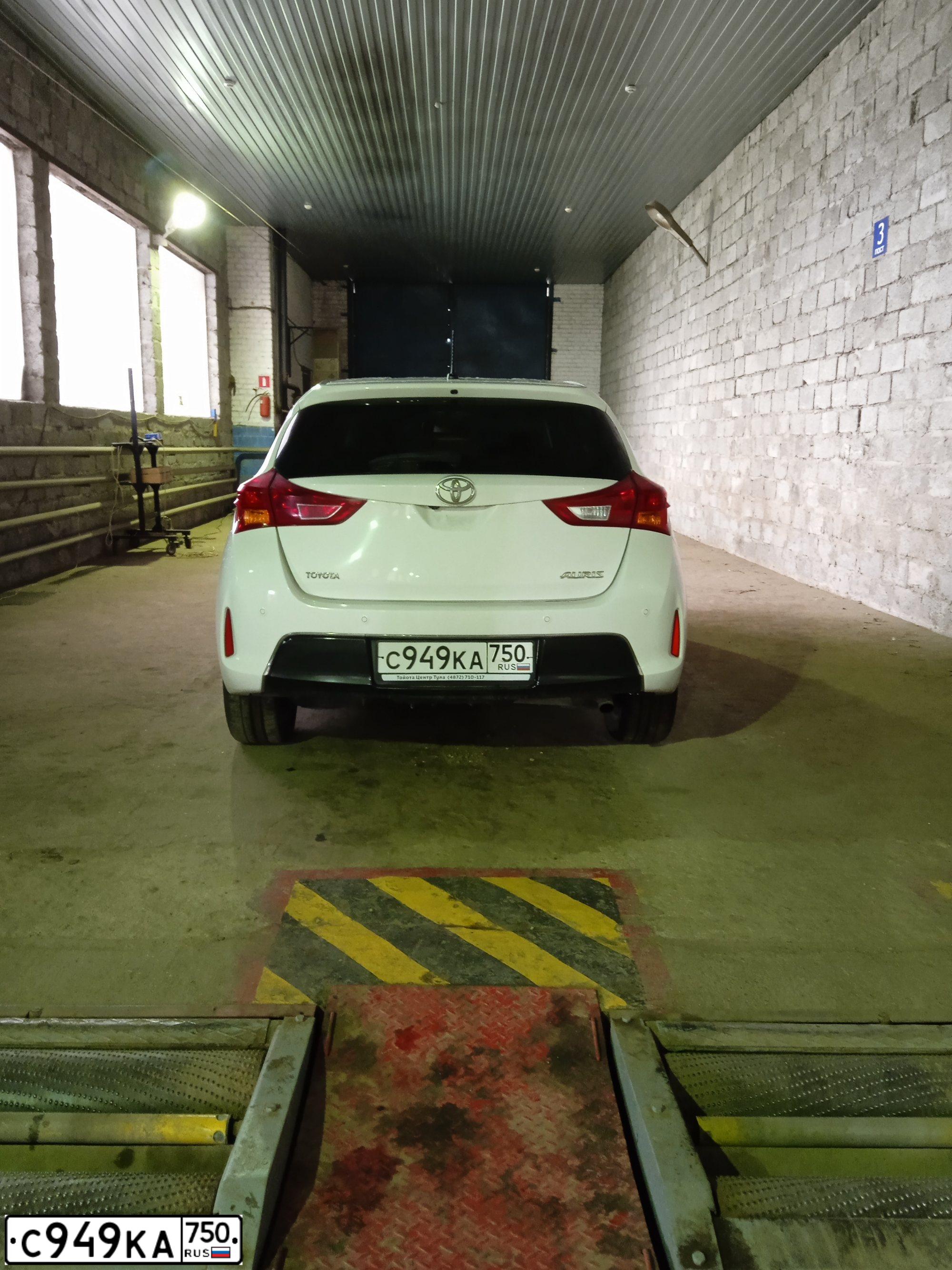 Фото автомобиля TOYOTA AURIS, 2014 — госномер С949КА750. Цвет: БЕЛЫЙ