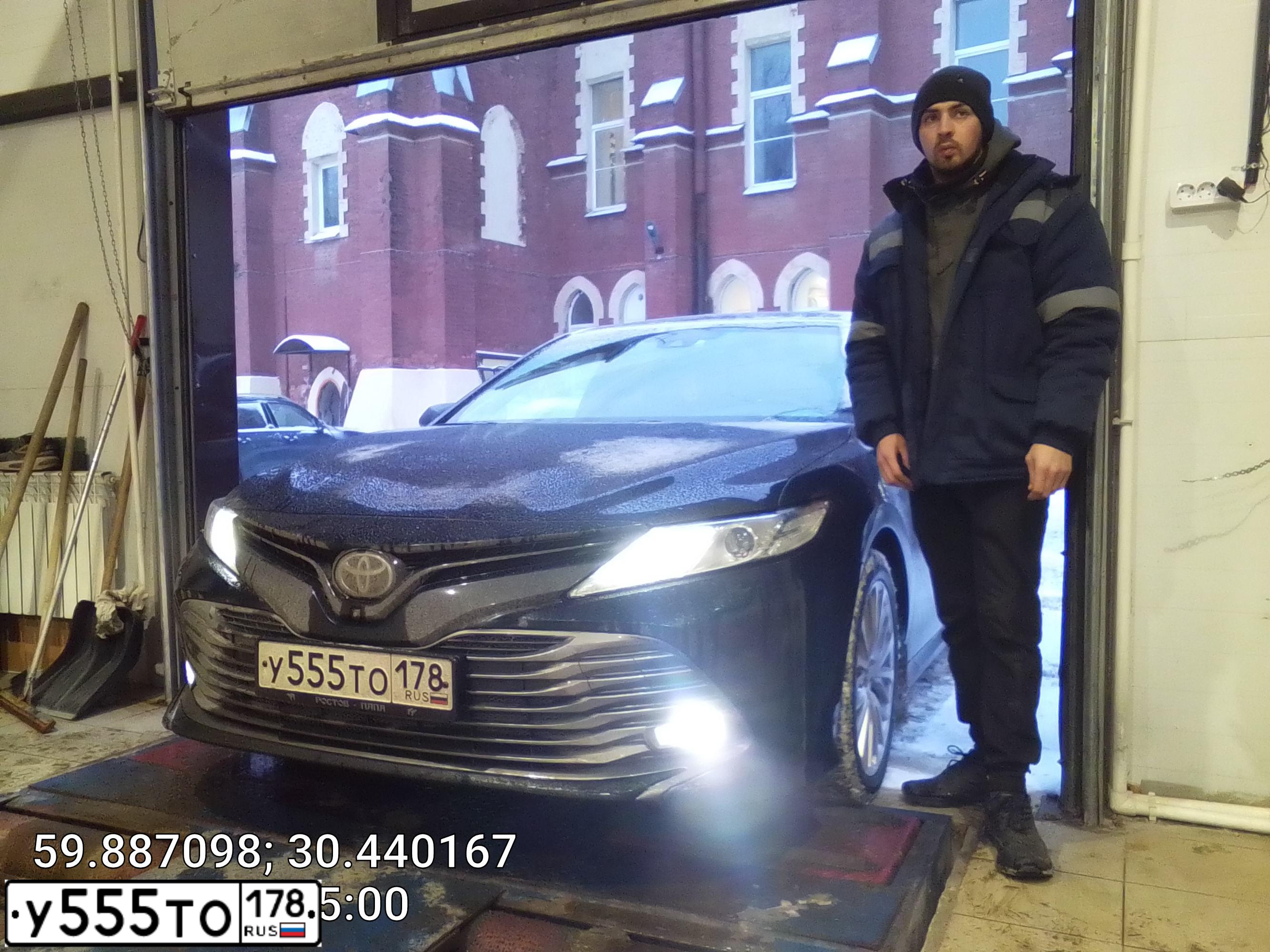 Фото автомобиля TOYOTA CAMRY, 2019 — госномер У555ТО178. Цвет: ТЕМНО-СИНИЙ МЕТАЛЛИК