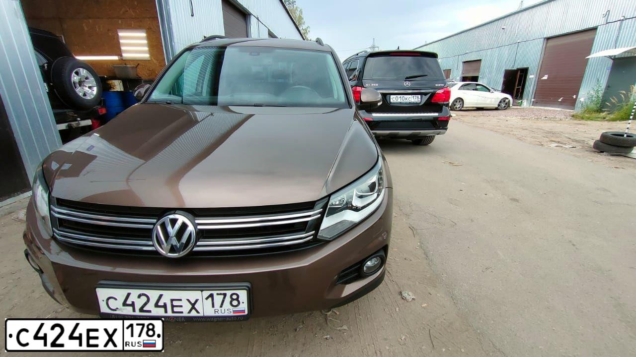 Фото автомобиля VOLKSWAGEN TIGUAN, 2014 — госномер Р028СУ60. Цвет: Коричневый