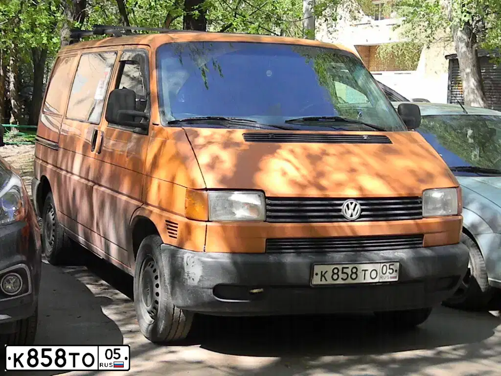 Фото автомобиля VOLKSWAGEN TRANSPORTER, 2001 — госномер Е426АЕ41. Цвет: Оранжевый