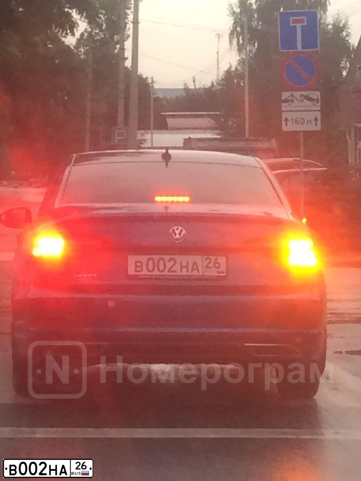 Фото автомобиля VOLKSWAGEN JETTA, 2019 — госномер В002НА26. Цвет: синий