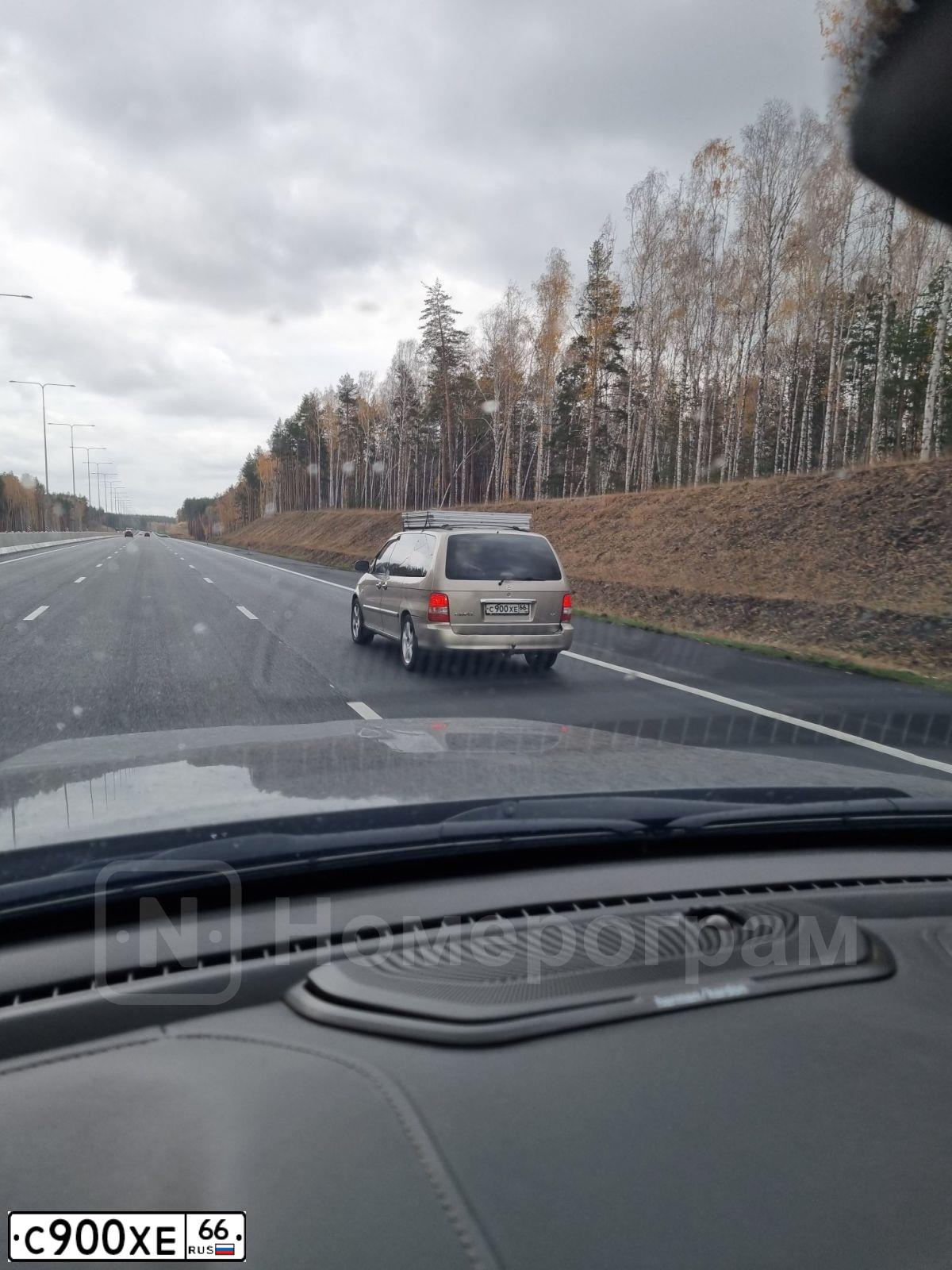 Фото автомобиля КИА КАРНИВАЛ UP7513, 2005 — госномер С445КО196. Цвет: БЕЖЕВЫЙ