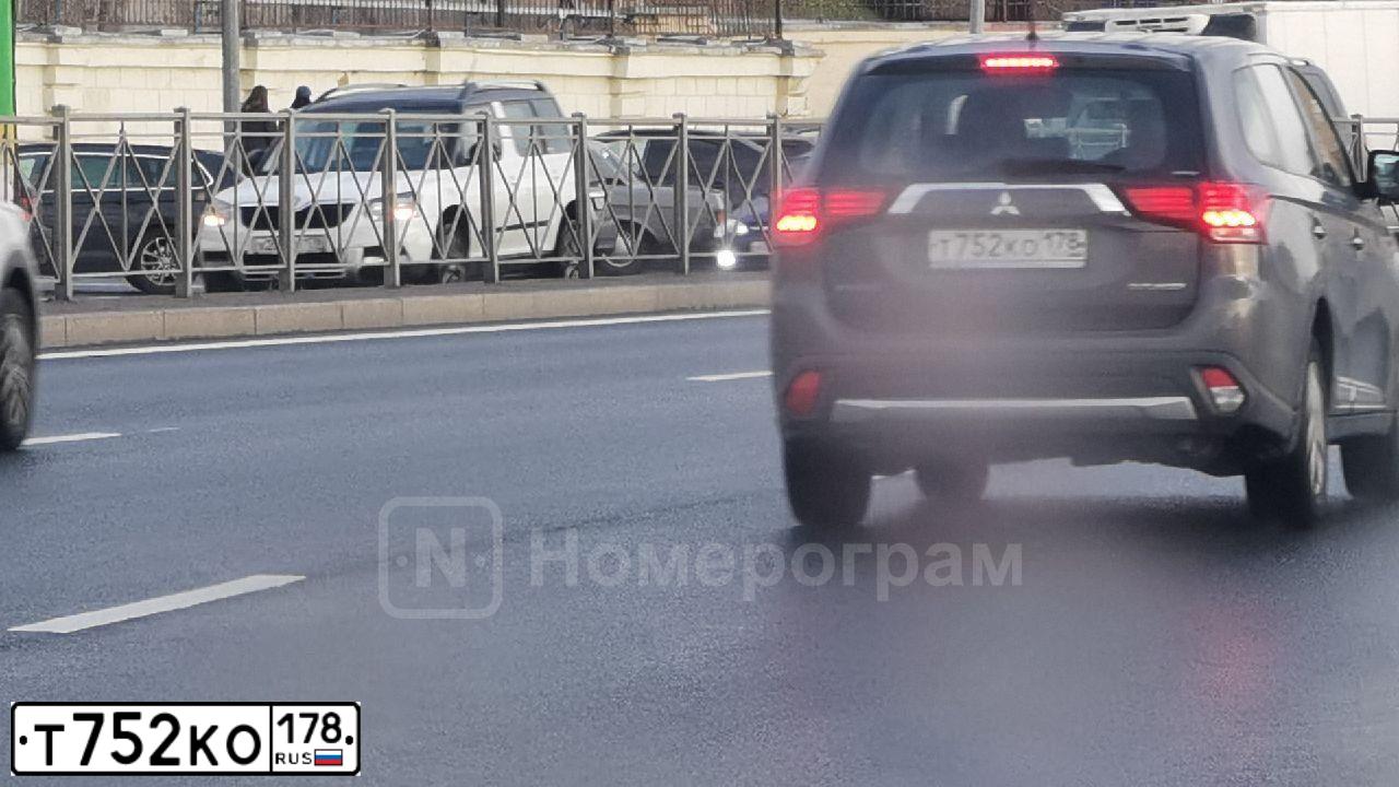 Фото автомобиля MITSUBISHI OUTLANDER, 2015 — госномер Т752КО178. Цвет: СЕРЫЙ