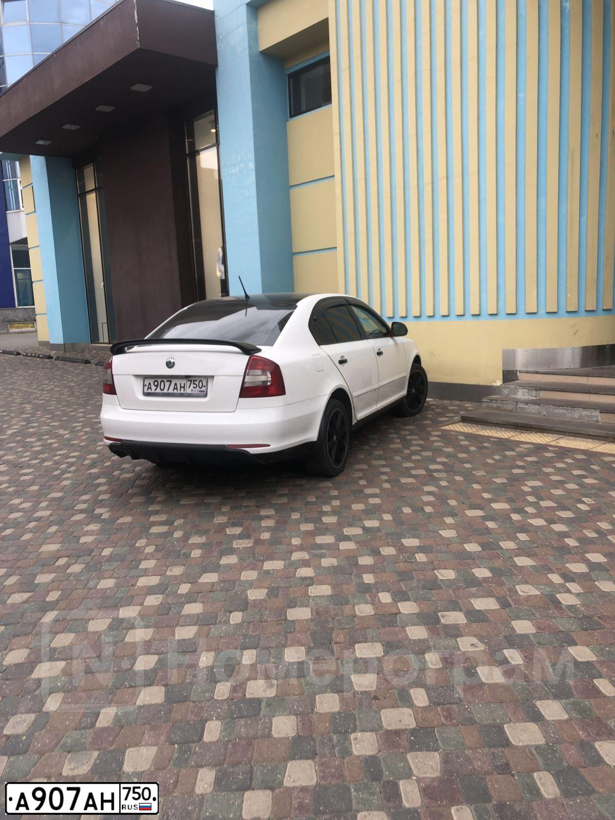 Фото автомобиля SKODA OCTAVIA, 2012 — госномер А907АН750. Цвет: Белый