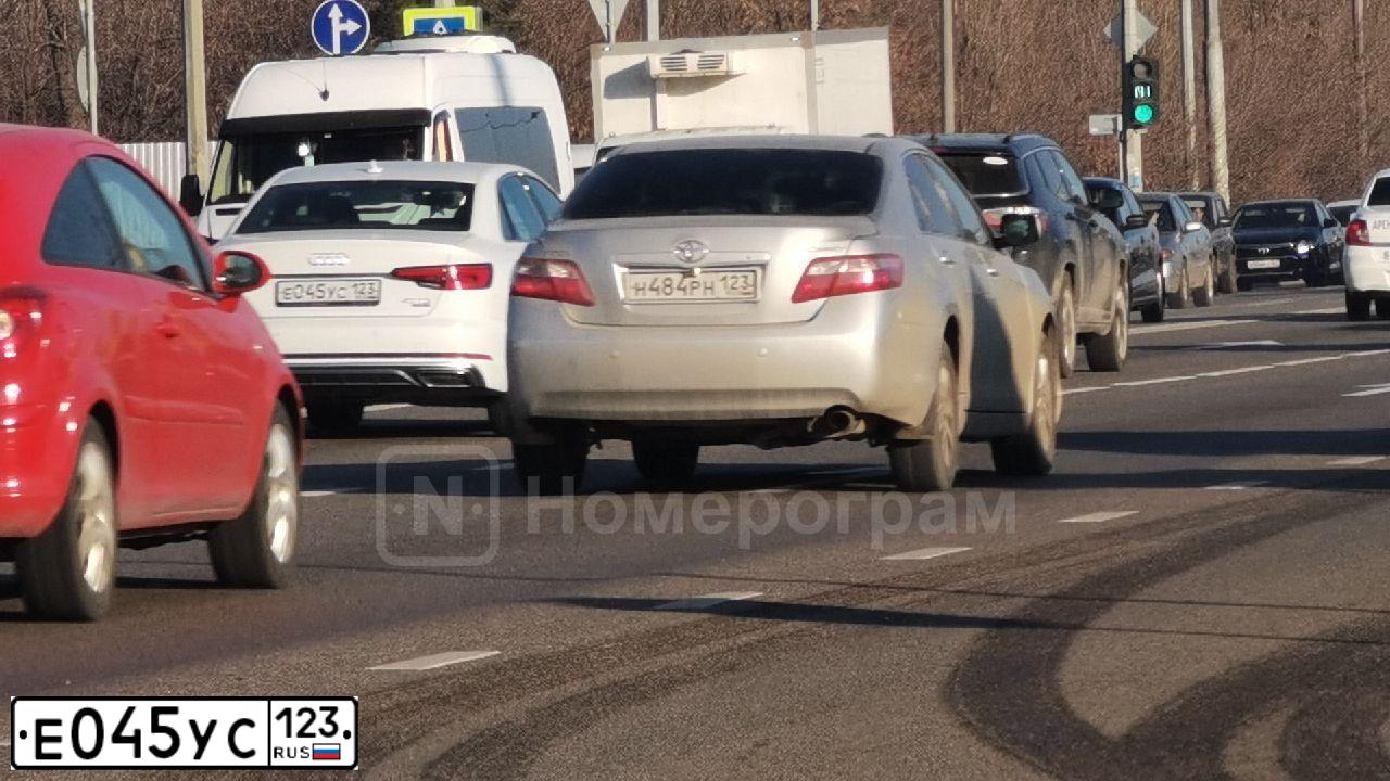 Фото автомобиля AUDI A4, 2018 — госномер Е045УС123. Цвет: Белый
