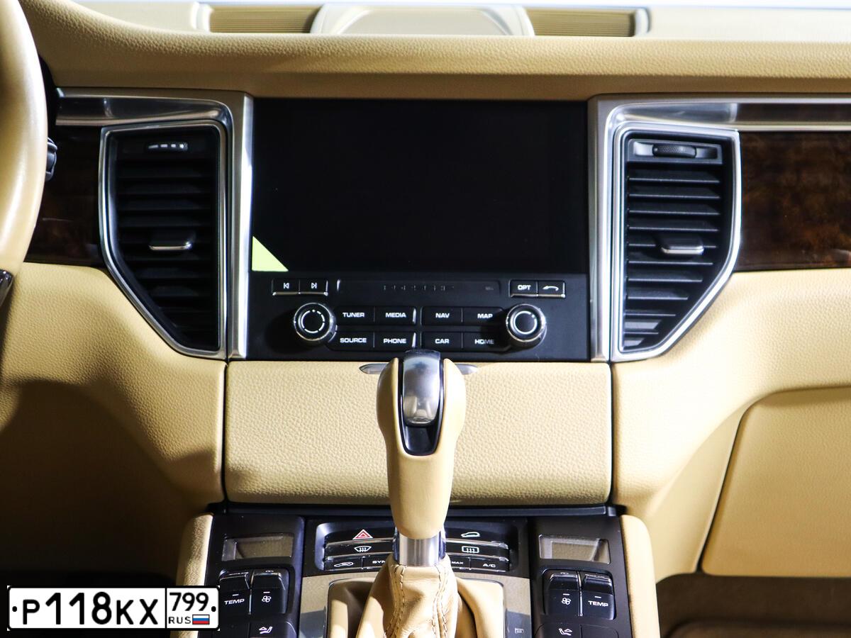 Фото автомобиля PORSCHE MACAN, 2016 — госномер О577ТР777. Цвет: Коричневый