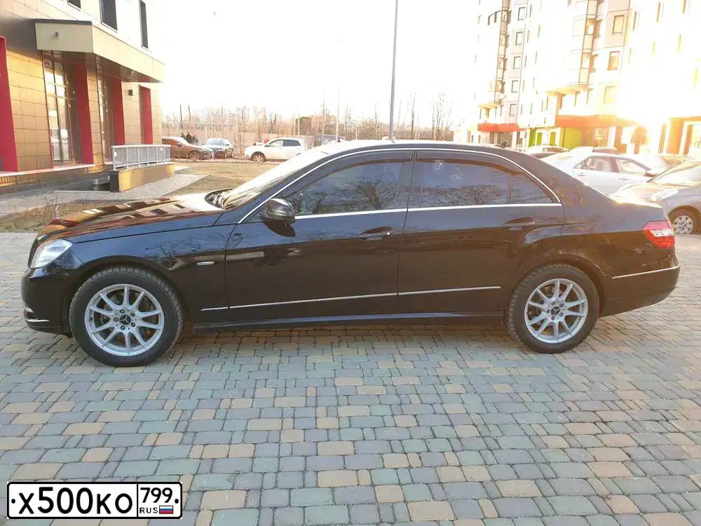 Фото автомобиля MERCEDES E-KLASSE, 2012 — госномер Х500КО799. Цвет: ЧЕРНЫЙ