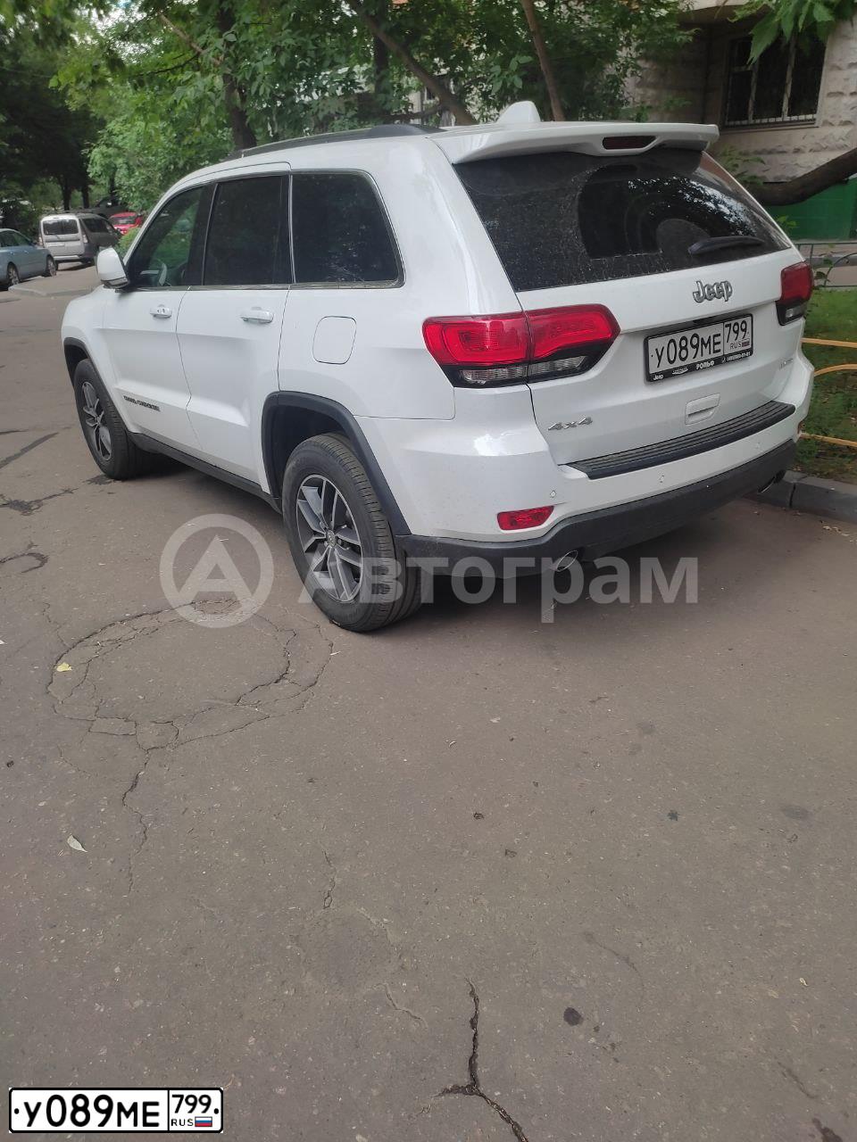 Фото автомобиля JEEP GRAND CHEROKEE, 2018 — госномер У089МЕ799. Цвет: БЕЛЫЙ