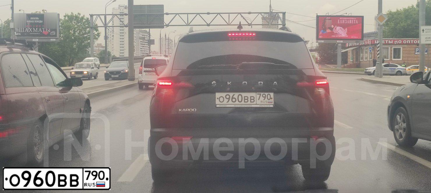 Фото автомобиля SKODA KAROQ, 2020 — госномер О960ВВ790. Цвет: ЧЕРНЫЙ