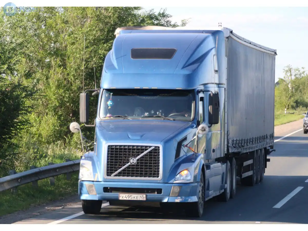 Фото автомобиля VOLVO SERIE VNL /6X4/, 2009 — госномер Р424НК154. Цвет: синий