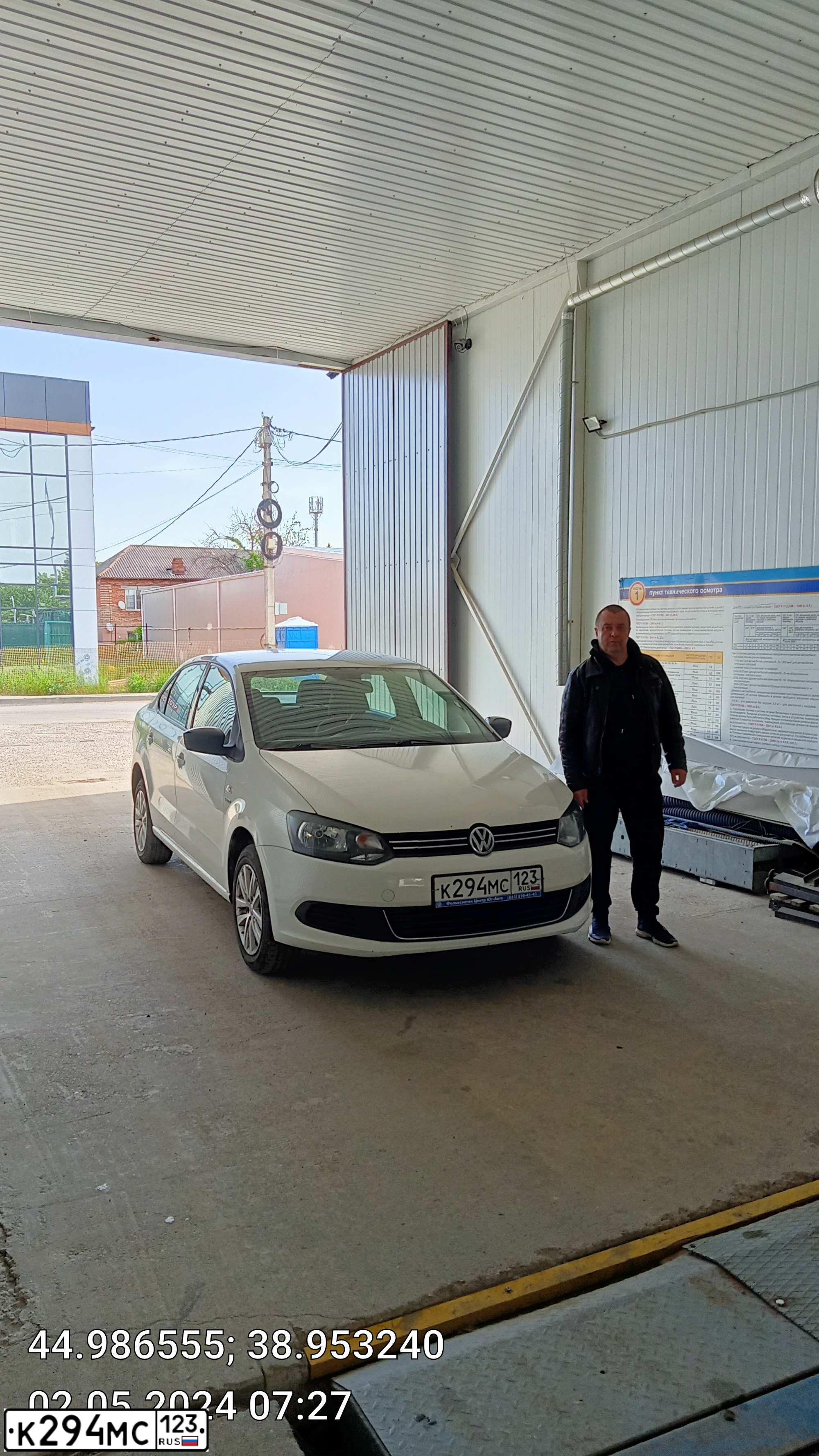 Фото автомобиля VOLKSWAGEN POLO, 2013 — госномер Е587НО08. Цвет: Белый