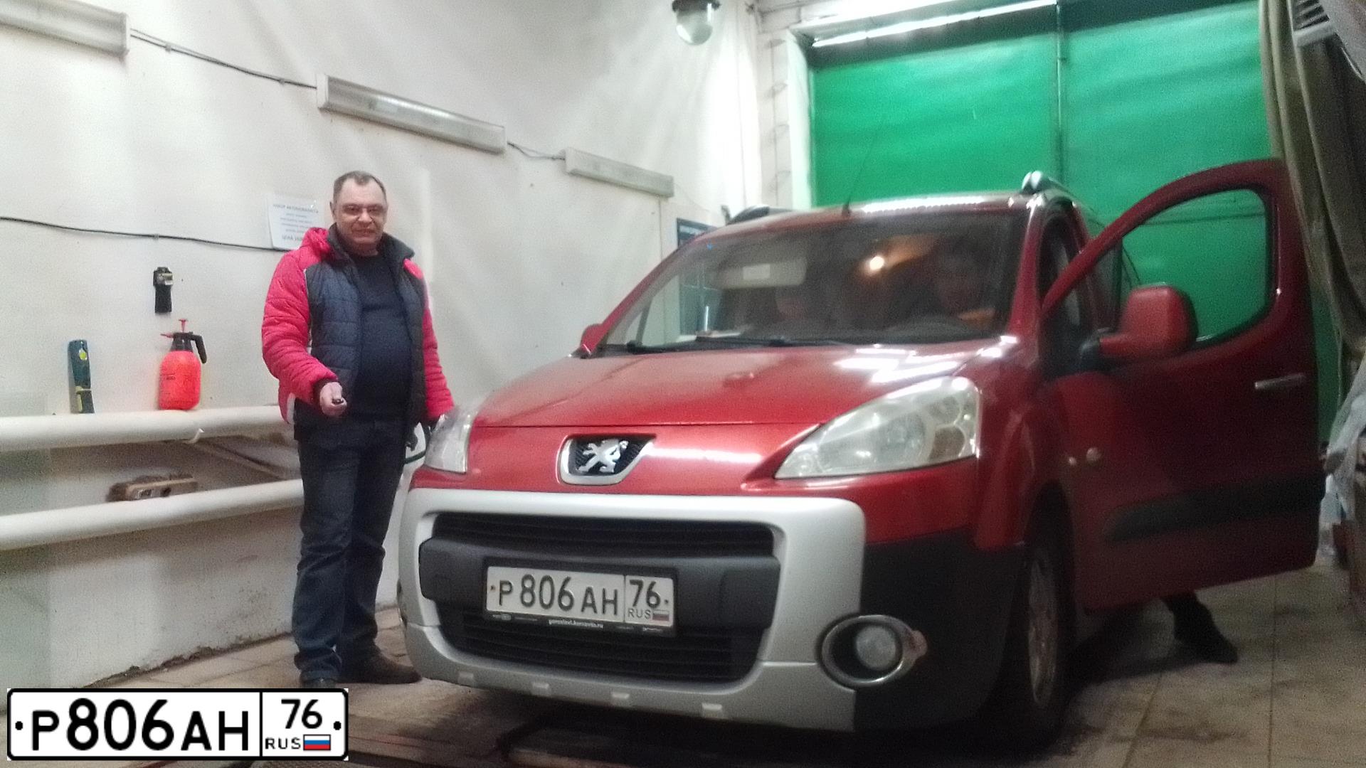 Фото автомобиля PEUGEOT PARTNER, 2011 — госномер Р806АН76. Цвет: Красный