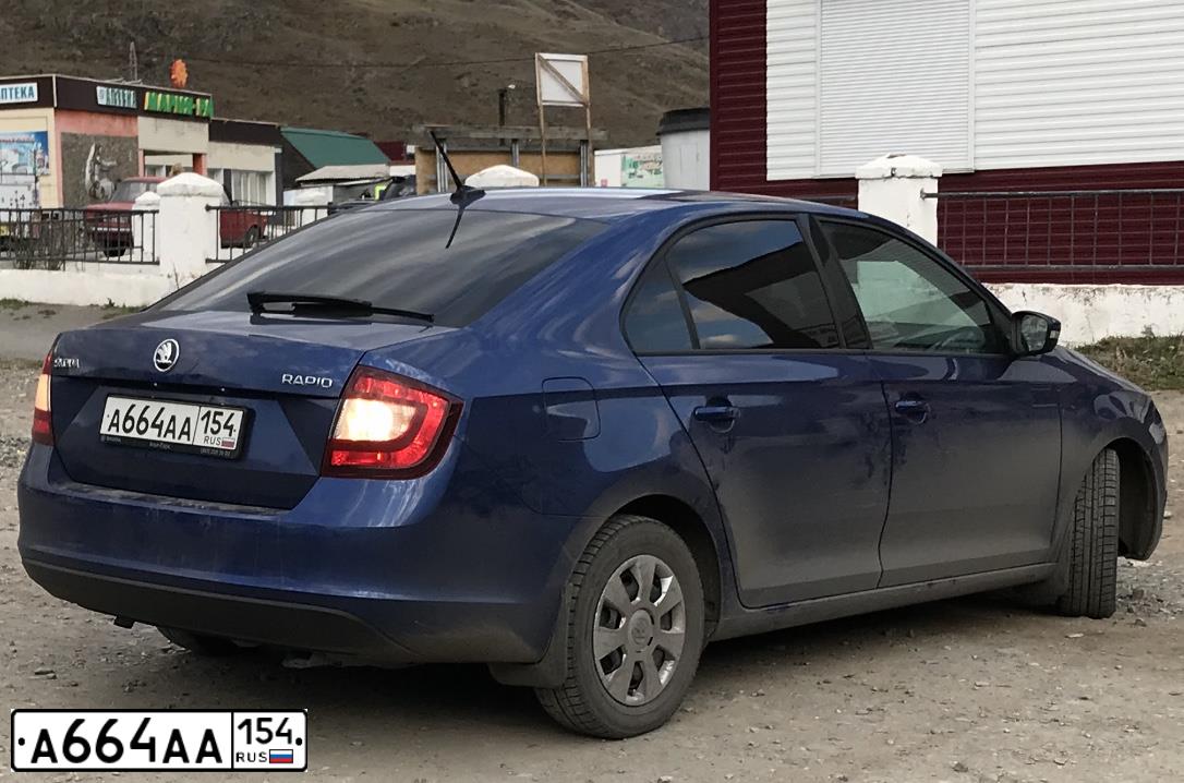 Фото автомобиля MERCEDES-BENZ E200, 2018 — госномер Р261ХЕ154. Цвет: синий