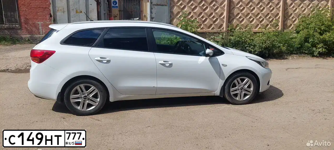 Фото автомобиля KIA CEE'D, 2015. Цвет: Белый