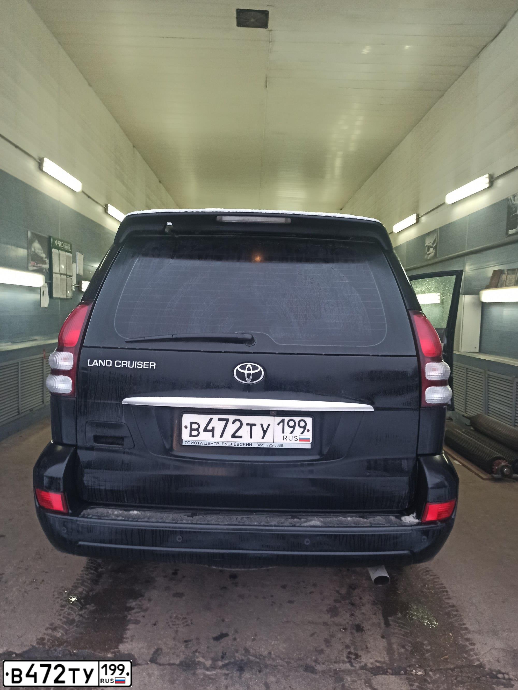 Фото автомобиля TOYOTA LANDCRUISER, 2008 — госномер В472ТУ199. Цвет: ЧЕРНЫЙ