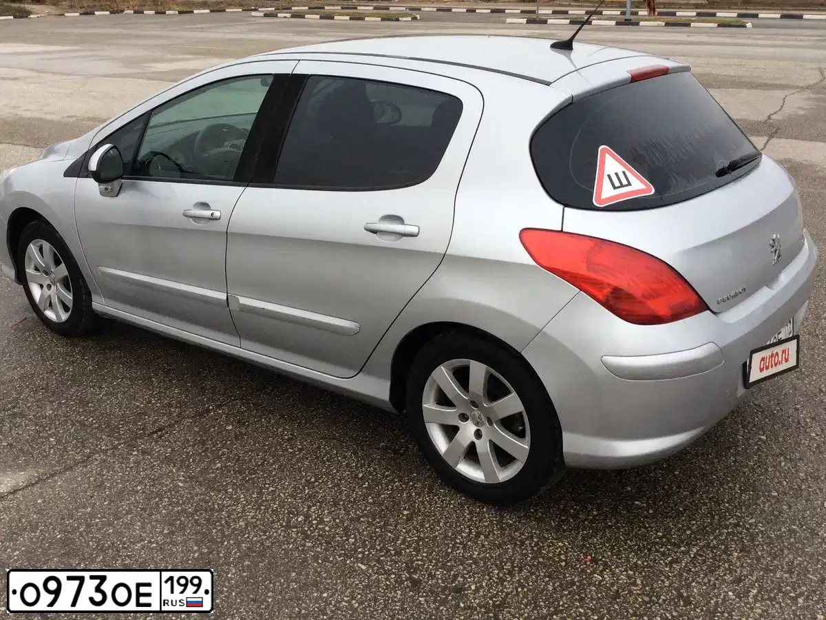 Фото автомобиля PEUGEOT 308, 2008 — госномер О973ОЕ199. Цвет: СЕРЕБРИСТЫЙ