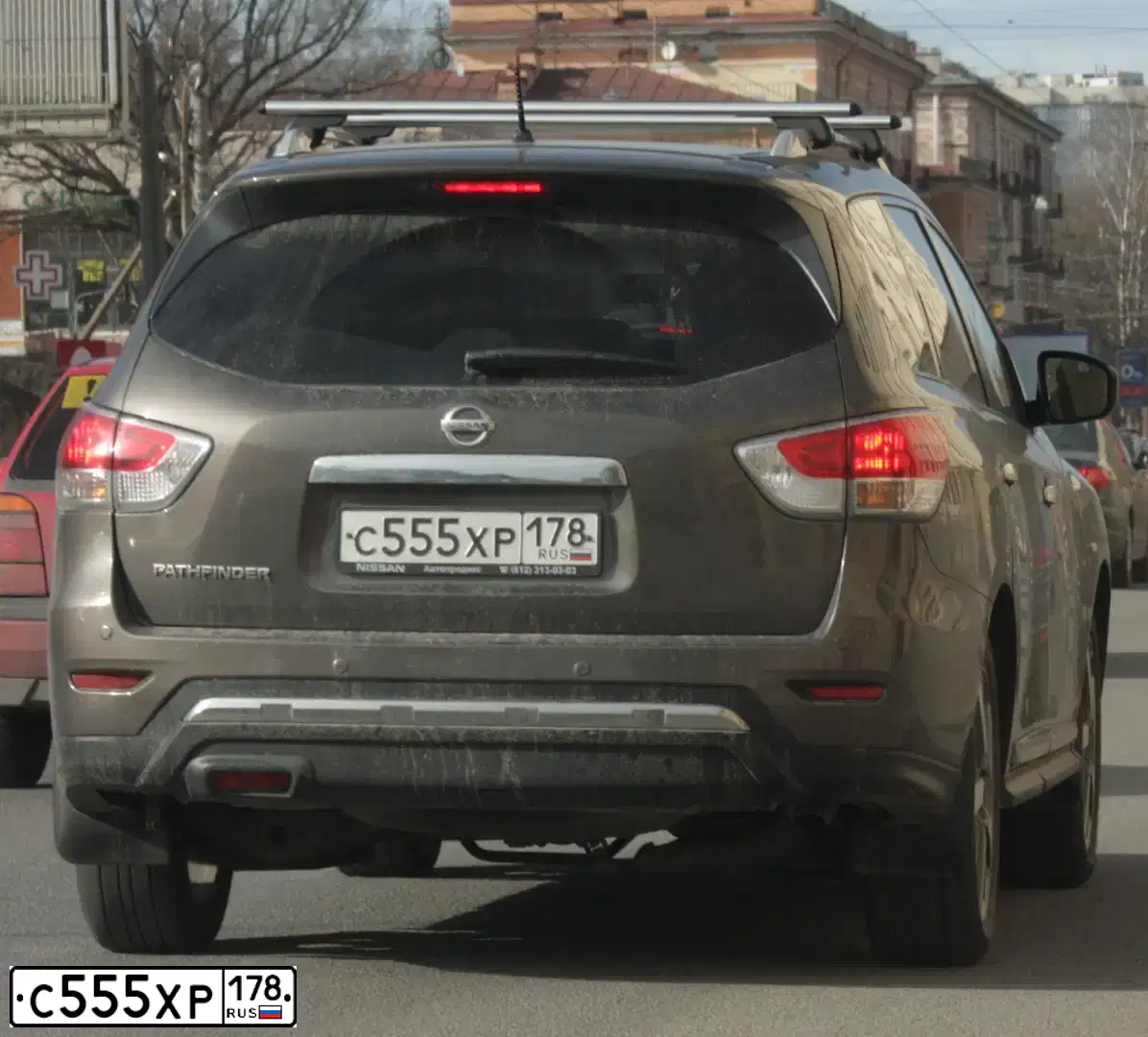 Фото автомобиля NISSAN PATHFINDER, 2014 — госномер С555ХР178. Цвет: КОРИЧНЕВЫЙ