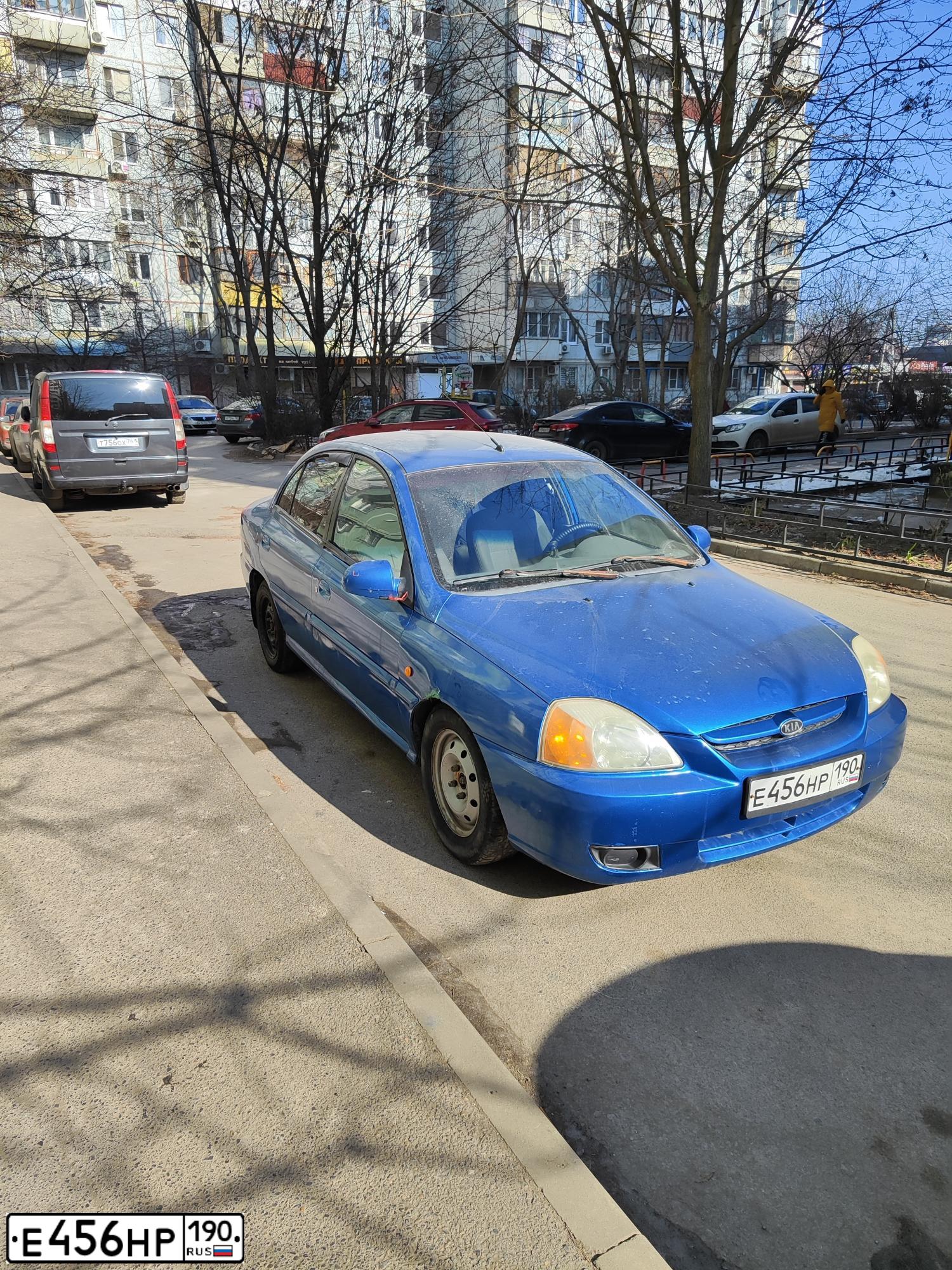 Фото автомобиля KIA RIO, 2003 — госномер Е456НР190. Цвет: синий