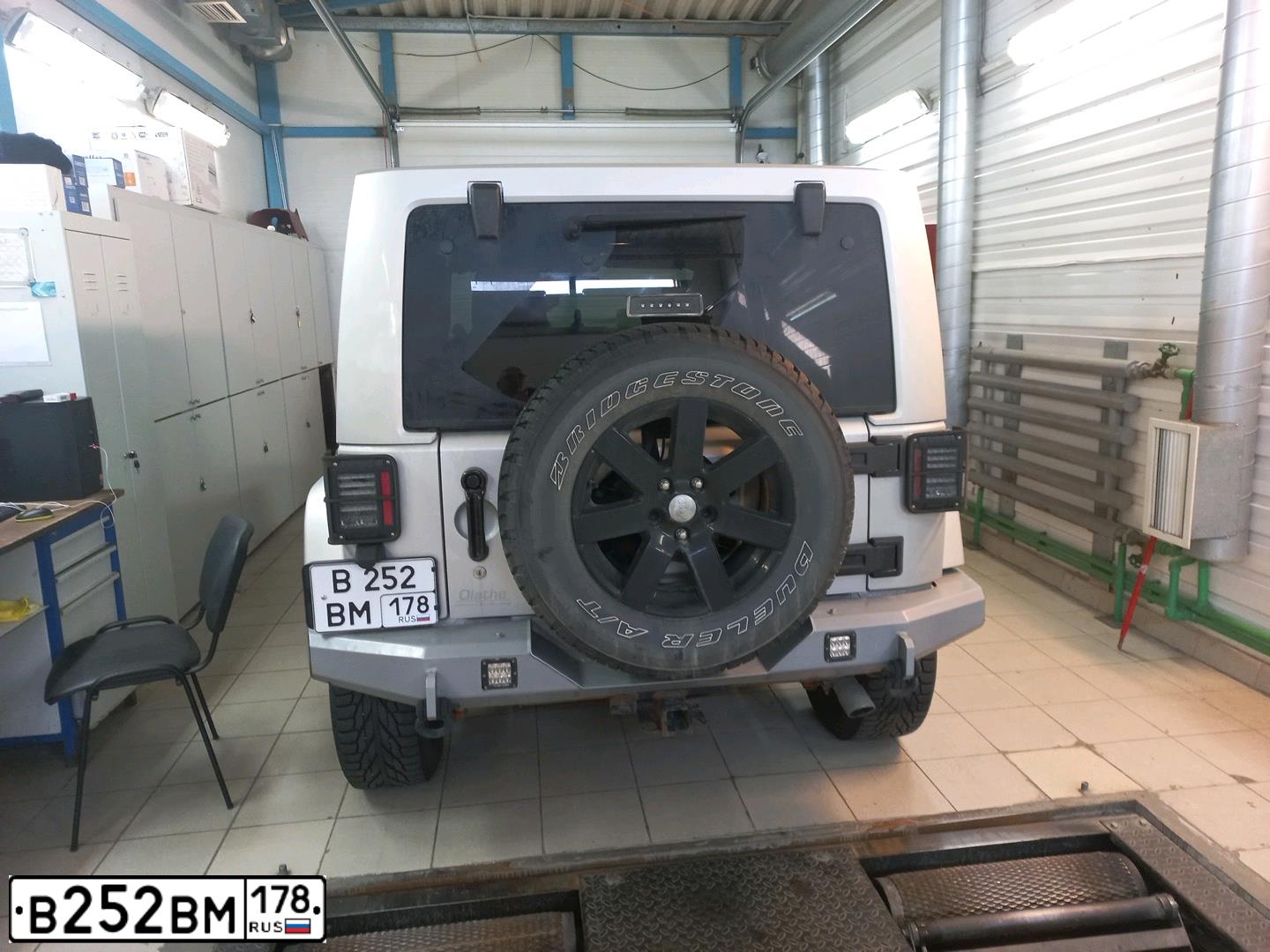 Фото автомобиля JEEP WRANGLER, 2011 — госномер В252ВМ178. Цвет: СЕРЕБРИСТЫЙ